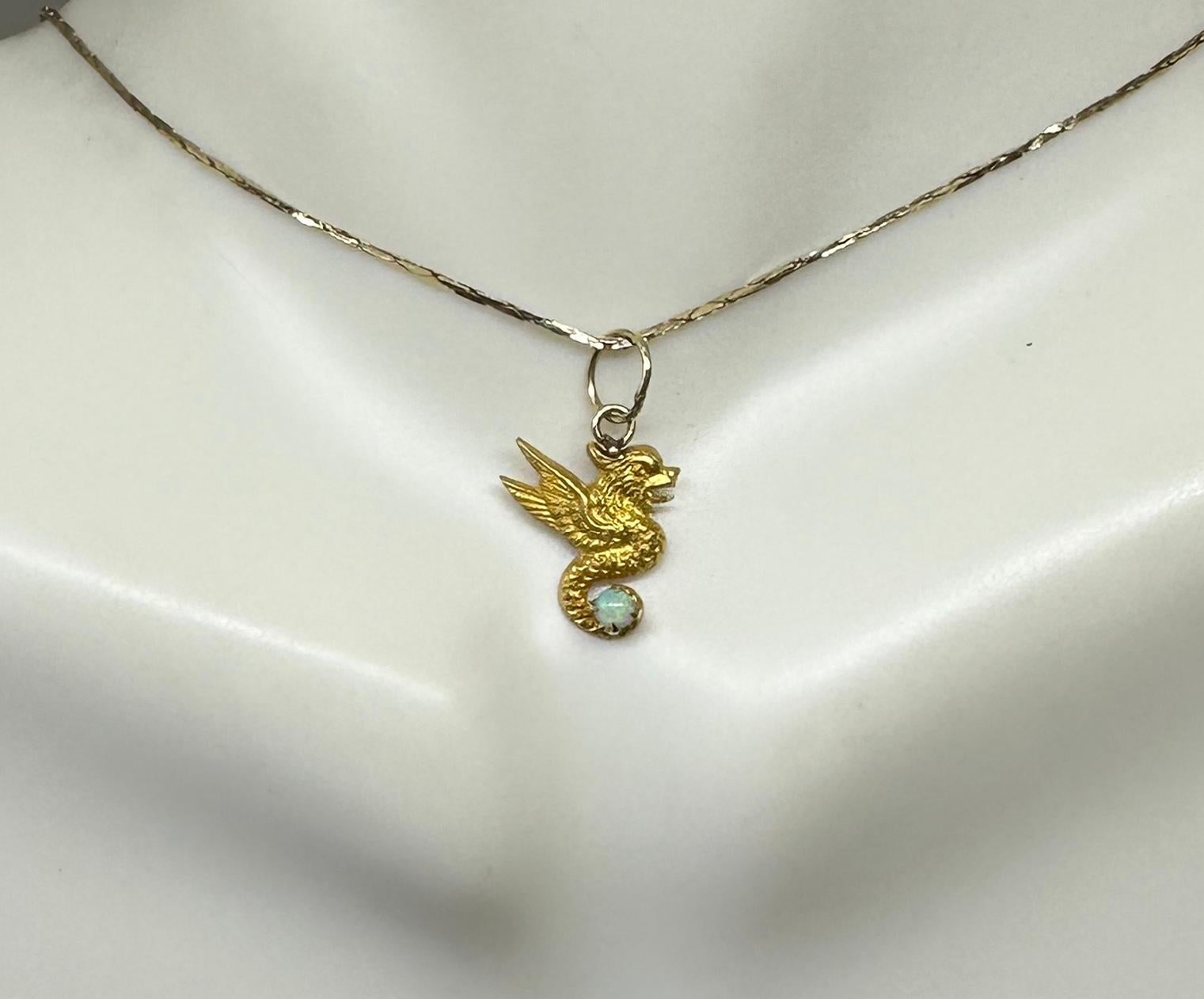 da uomo o donna Grifone Drago Alato Opale Collana con ciondolo in oro antico Belle Epoque in vendita