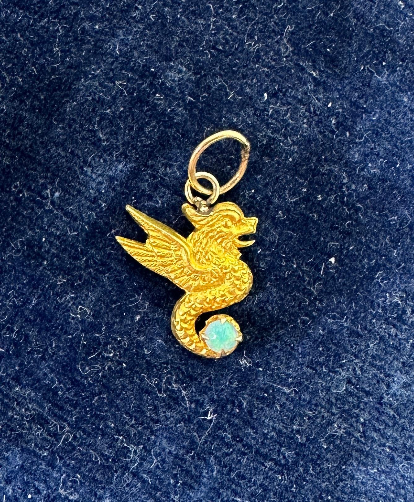 Grifone Drago Alato Opale Collana con ciondolo in oro antico Belle Epoque in vendita 2