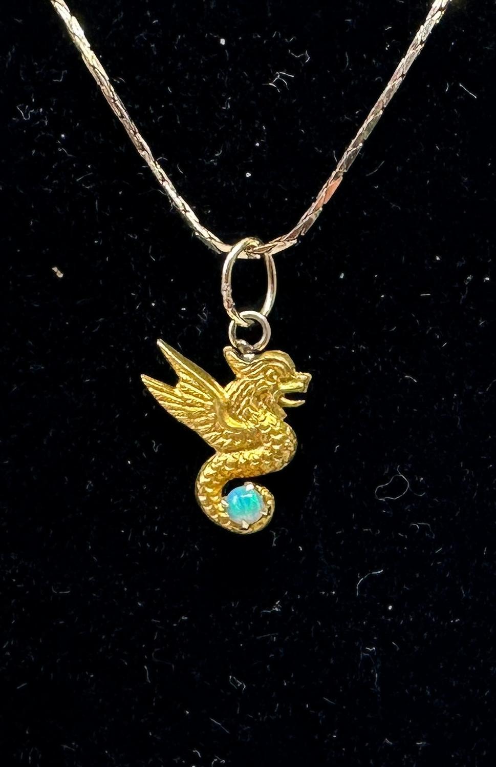 Grifone Drago Alato Opale Collana con ciondolo in oro antico Belle Epoque in vendita 3
