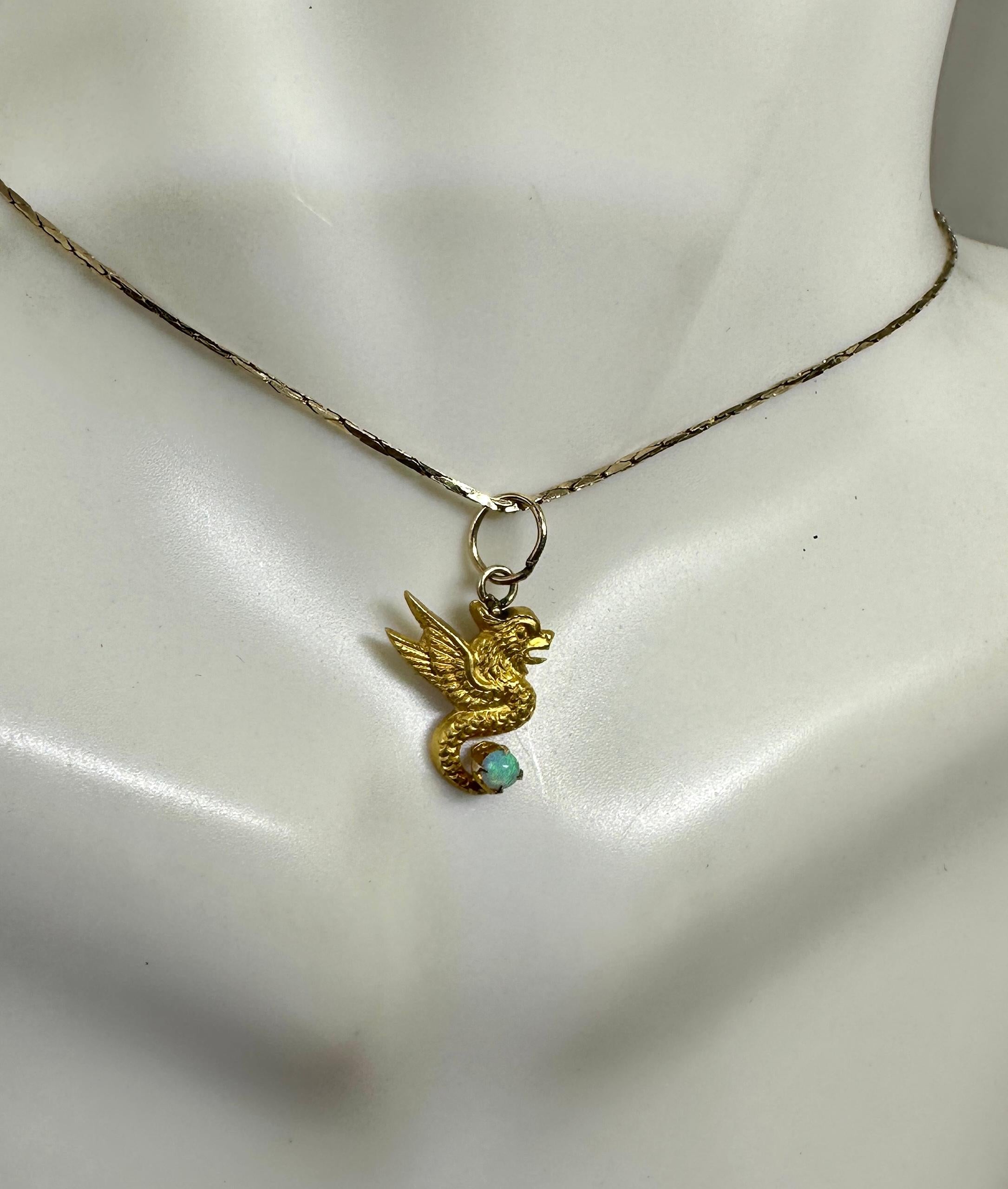 Grifone Drago Alato Opale Collana con ciondolo in oro antico Belle Epoque in vendita 4