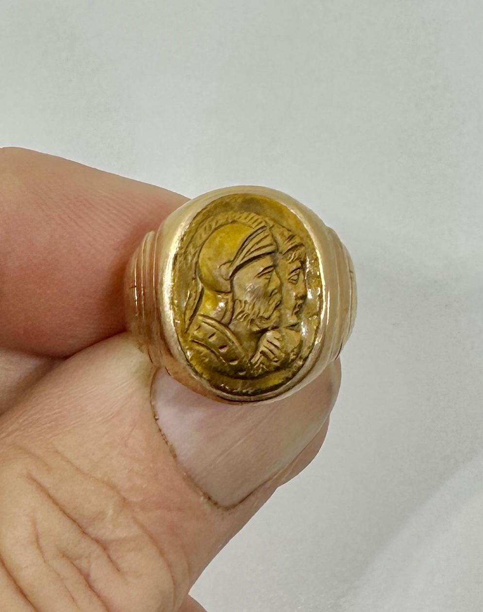 Dies ist eine seltene und wunderbare antike Belle Epoque, viktorianischen Gold Doppel Kamee Ring mit einer schönen Hand geschnitzt Tiger's Eye Edelstein mit einem fabelhaften Bild von zwei neoklassischen römischen Kriegern in 10 Karat Gelbgold.  
