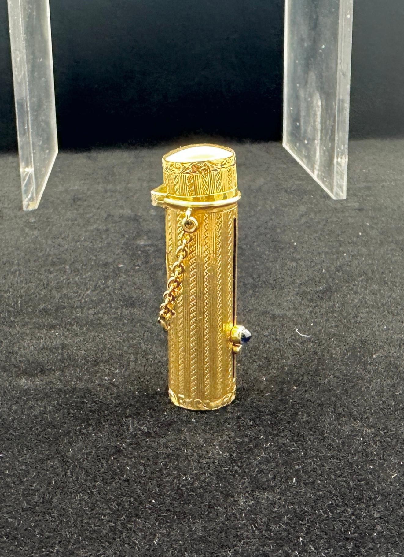 CONCEDITI UNA SPETTACOLARE COLLANA CON CIONDOLO A FORMA DI ASTUCCIO PER ROSSETTO ORNATO DI ZAFFIRI ANTICHI IN ORO MASSICCIO A 14 CARATI DI ALTISSIMA QUALITÀ.  IL JEWELL È SIMILE A QUELLI DI CARTIER.  IL CIONDOLO PORTA ROSSETTO RISALE AL PERIODO