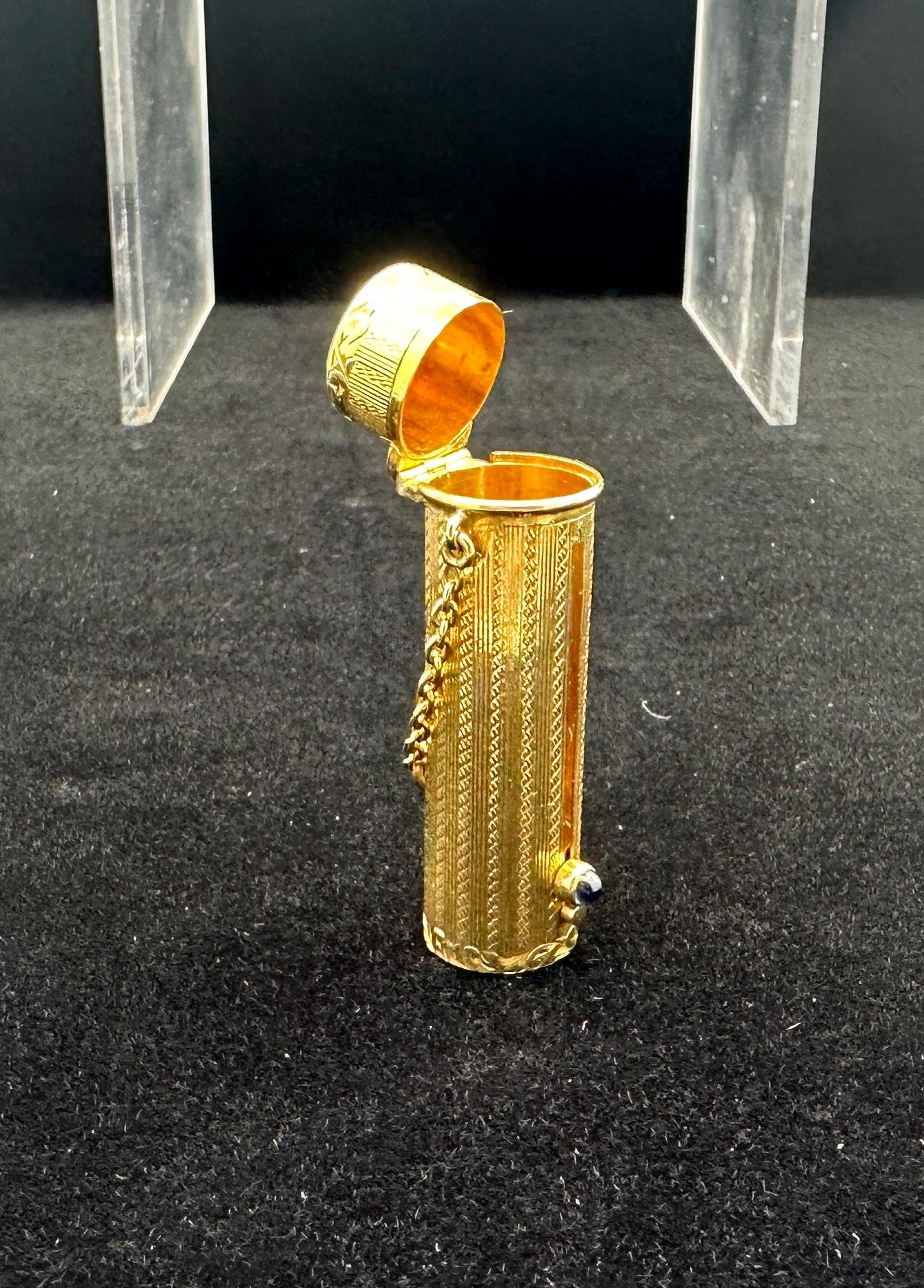 Belle Époque Collana con ciondolo a forma di astuccio per rossetto Zaffiro in oro 14 carati Antico Belle Epoque in vendita