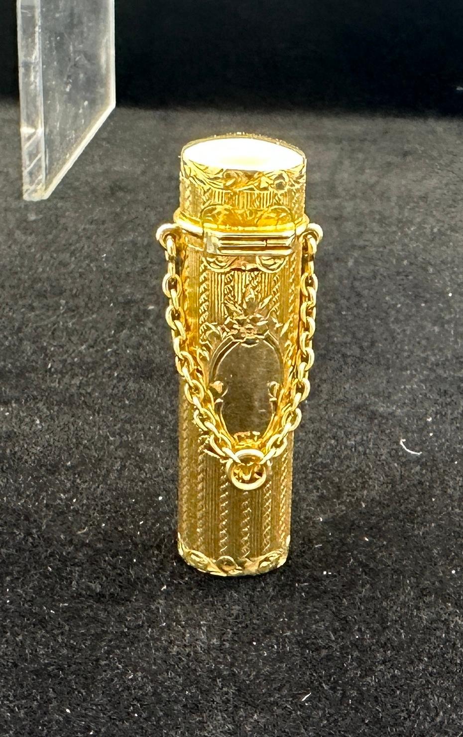 Cabochon Collana con ciondolo a forma di astuccio per rossetto Zaffiro in oro 14 carati Antico Belle Epoque in vendita