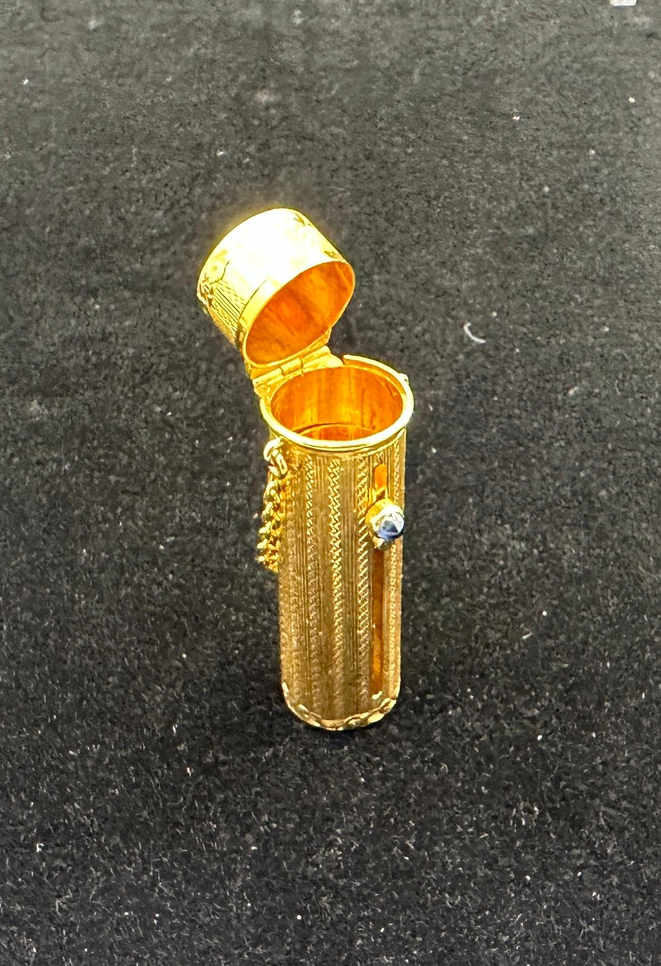 Collana con ciondolo a forma di astuccio per rossetto Zaffiro in oro 14 carati Antico Belle Epoque In condizioni ottime in vendita a New York, NY