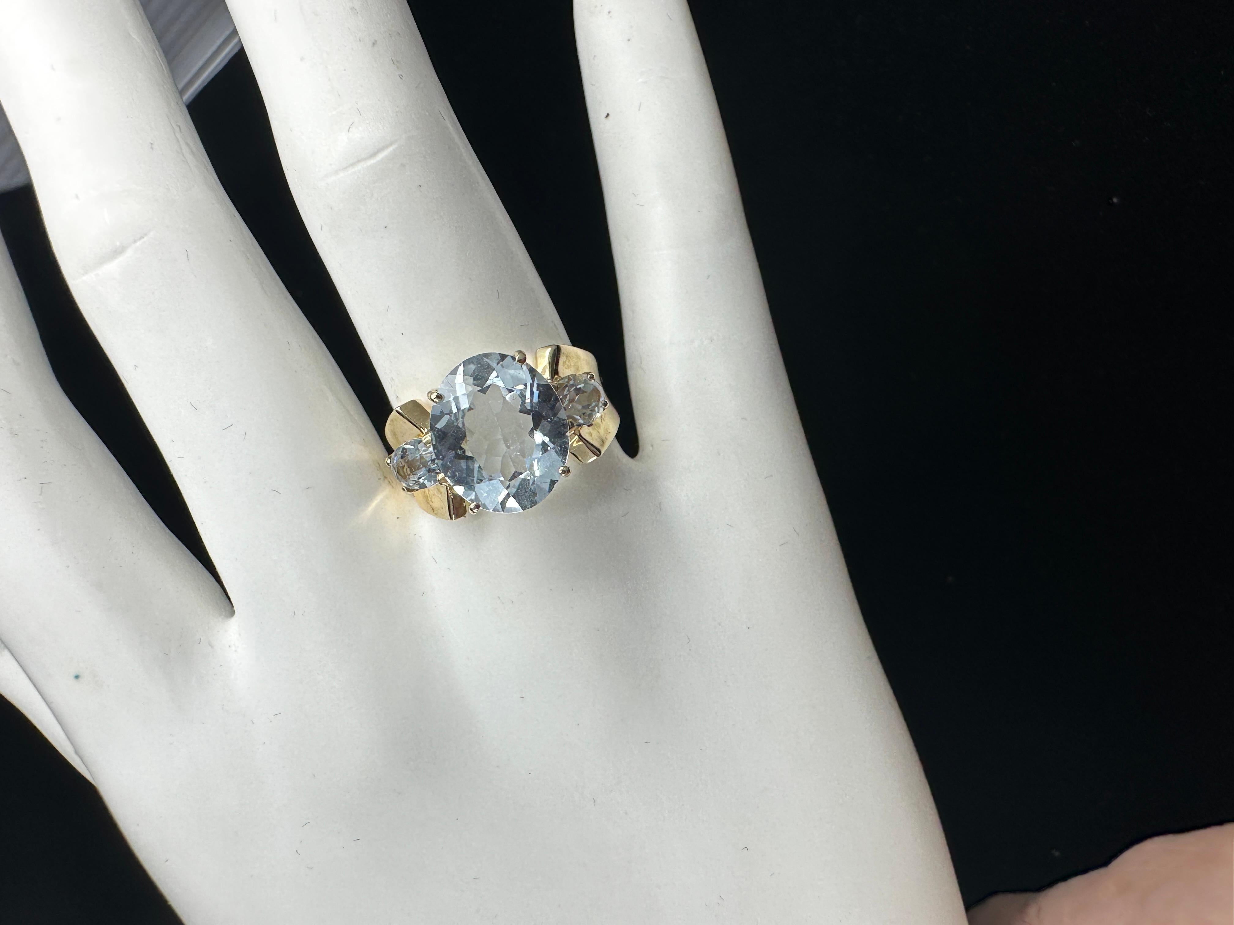 Retro Aquamarin Drei Stein Ring 4 Karat Zentrum 14 Karat Gold Antike Cocktail (Ovalschliff) im Angebot