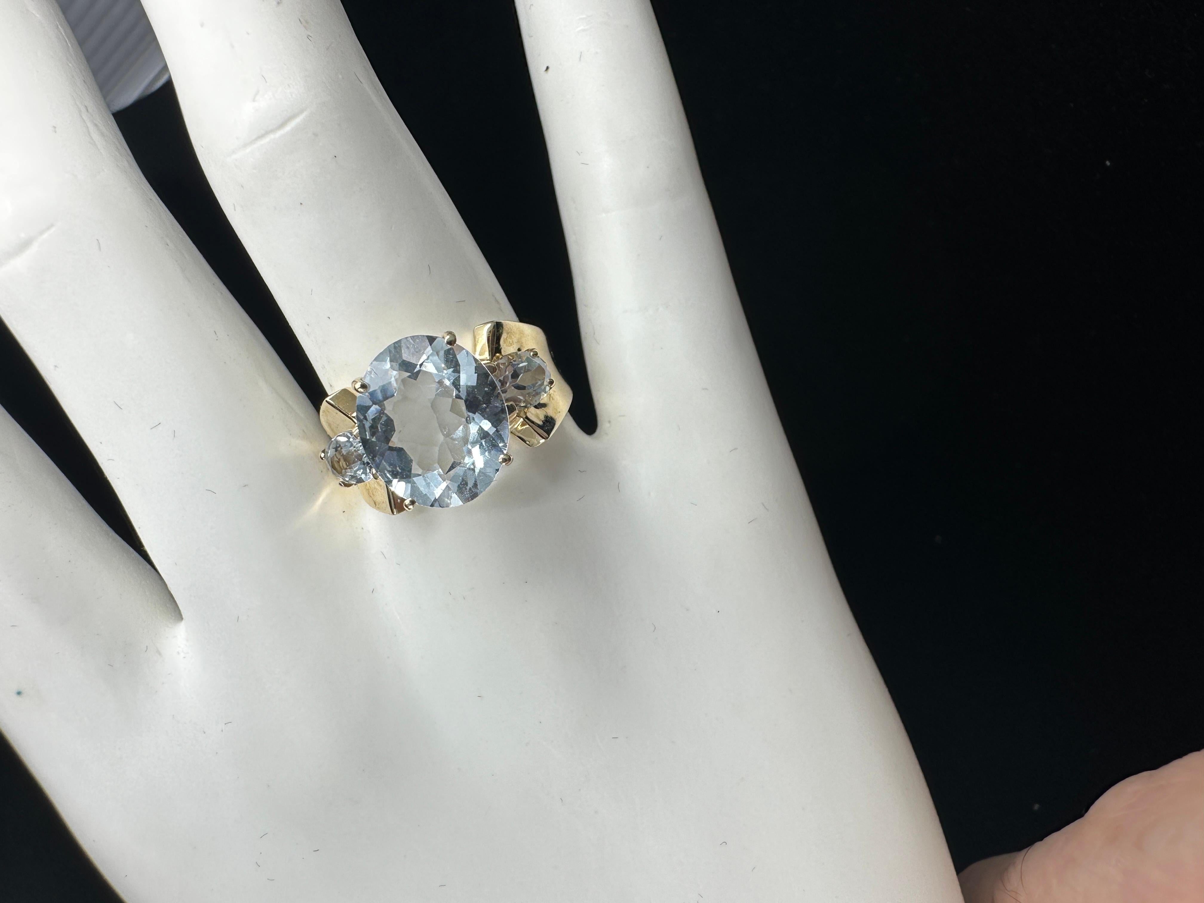 Retro Aquamarin Drei Stein Ring 4 Karat Zentrum 14 Karat Gold Antike Cocktail im Zustand „Hervorragend“ im Angebot in New York, NY