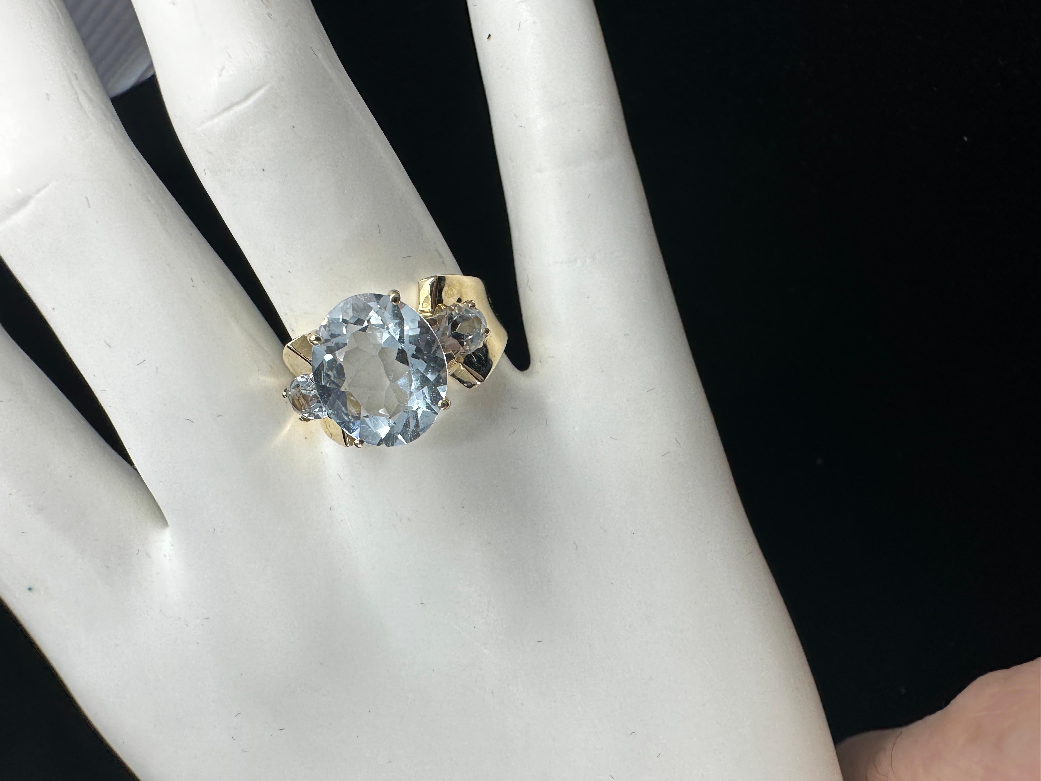 Retro Aquamarin Drei Stein Ring 4 Karat Zentrum 14 Karat Gold Antike Cocktail Damen im Angebot