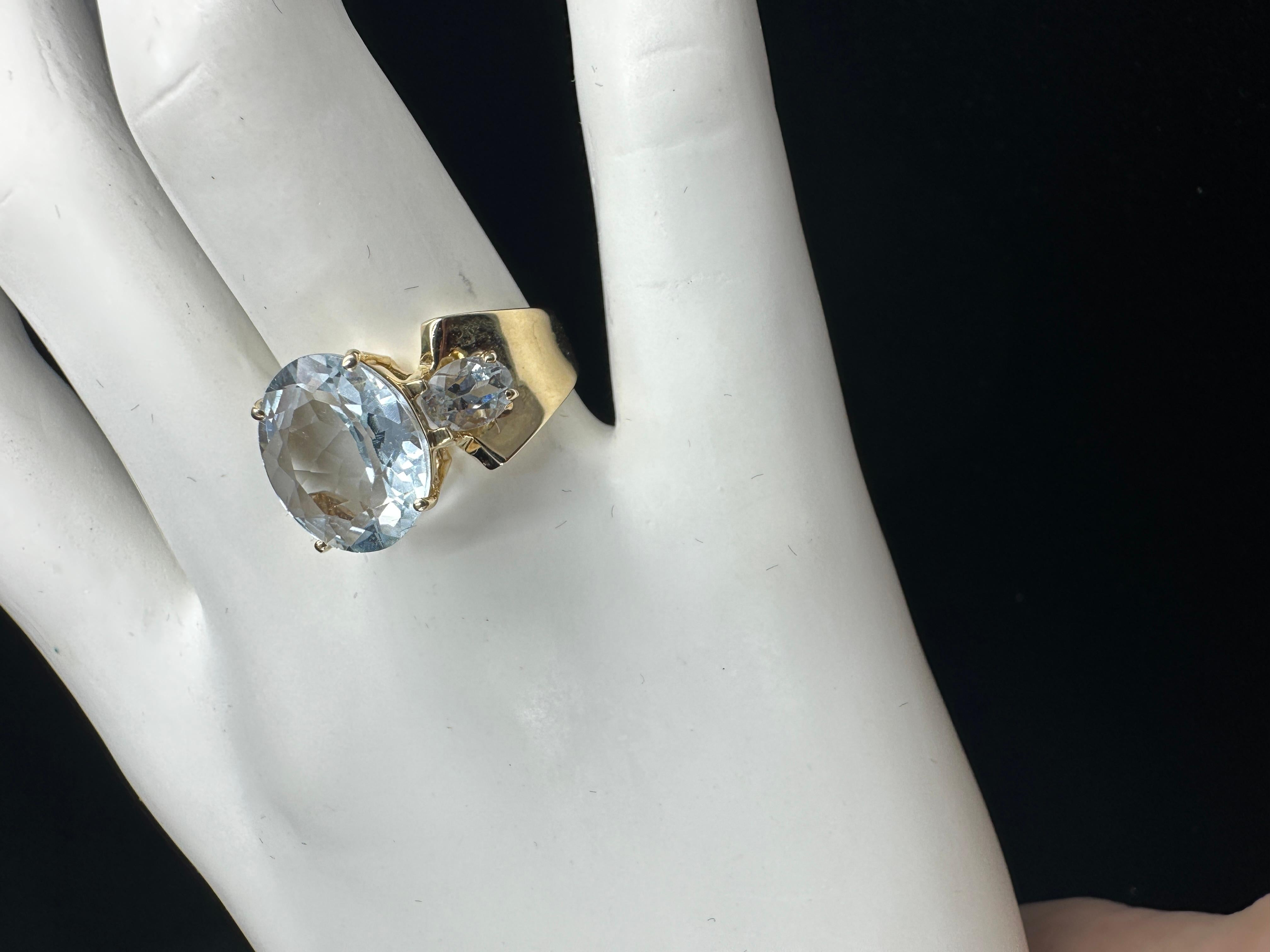 Retro Aquamarin Drei Stein Ring 4 Karat Zentrum 14 Karat Gold Antike Cocktail im Angebot 1