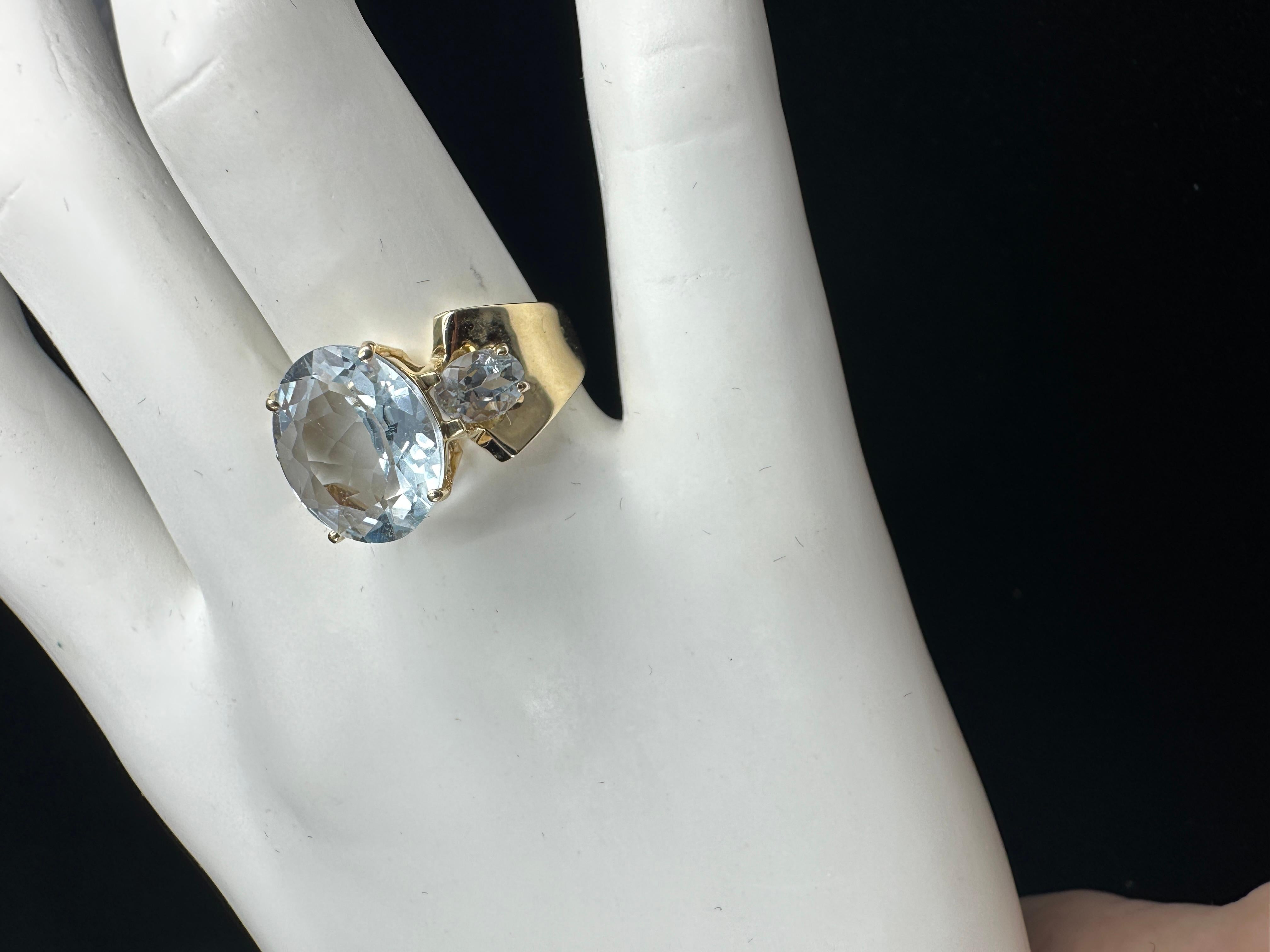 Retro Aquamarin Drei Stein Ring 4 Karat Zentrum 14 Karat Gold Antike Cocktail im Angebot 3
