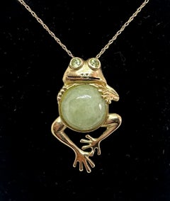 Collier, broche ou pendentif en forme de grenouille avec jade et péridot, en or jaune, style vintage