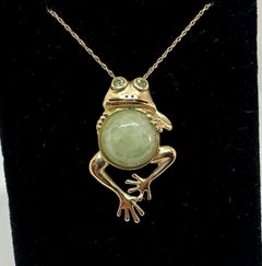 Collier, broche ou pendentif en forme de grenouille avec jade et péridot, en or jaune, style vintage