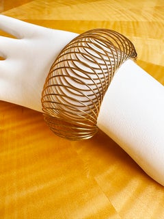 Pulsera tipo brazalete «Slinky» dorada del legado de Iris Apfel, ajustable, con certificado de autenticidad garantizado