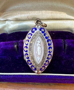 Collier avec pendentif médaillon en émail « Déesse victorienne » en or, style Belle Époque