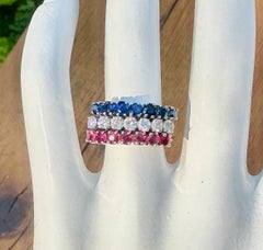 Lot de 3 bagues : alliance, bague de fiançailles et bague à empiler, ornées de saphirs, diamants et rubis, en or blanc 18 carats