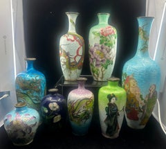 8 vases japonais anciens de l'époque Meiji, en émail cloisonné « Ginbari », en argent massif, ornés d'un dragon et de fleurs