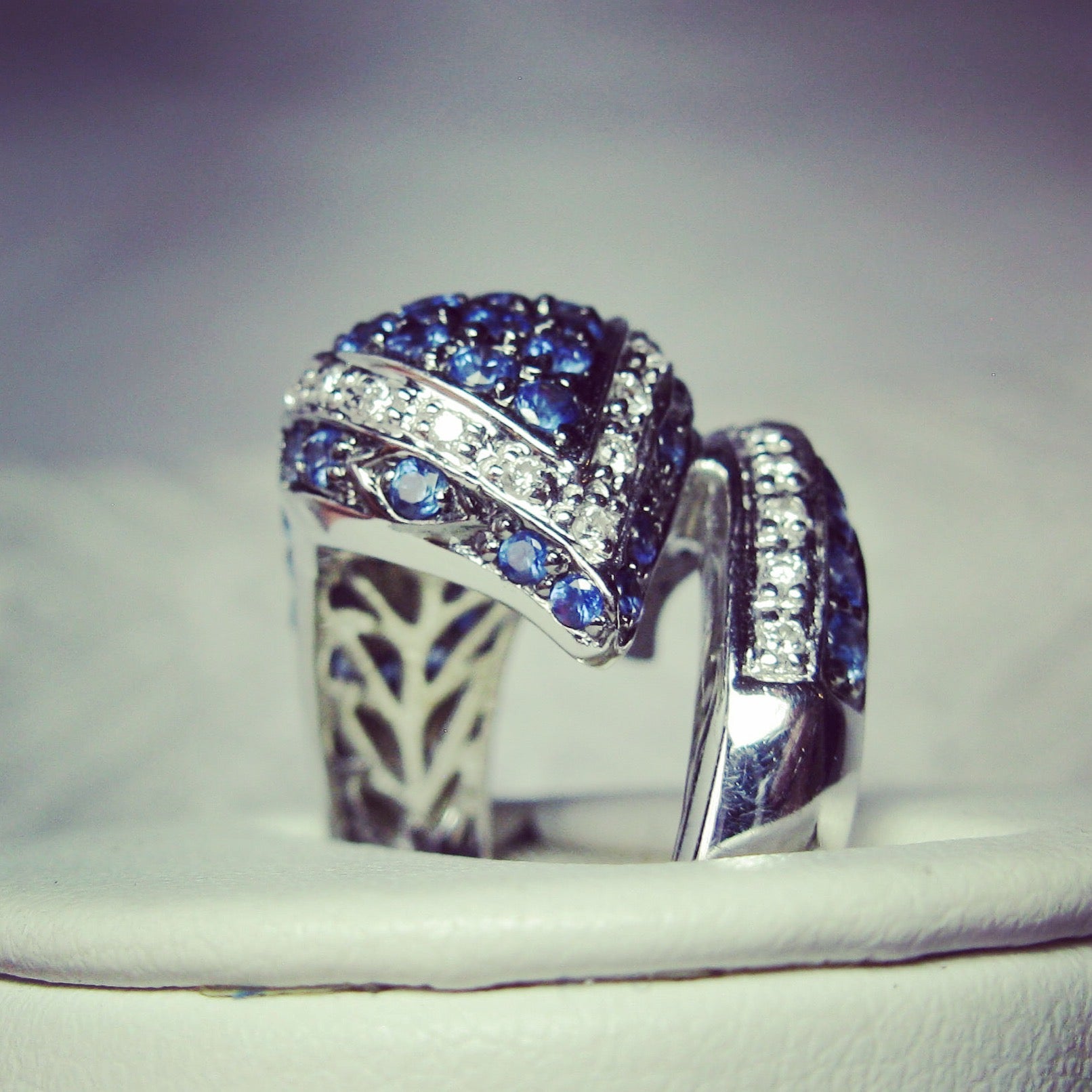 AN EXQUISITE AND DRAMATIC SNAKE RING SET WITH 57 GORGEOUS FINE BLUE NATURAL MINED SAPPHIRES TOTALING APPROXIMATELY 1.5 CARATS, AND 35 SPARKLING WHITE DIAMONDS, IN 18 KARAT WHITE GOLD - ALL THE RAGE!
The ring depicts a spectacular snake.  The ring is