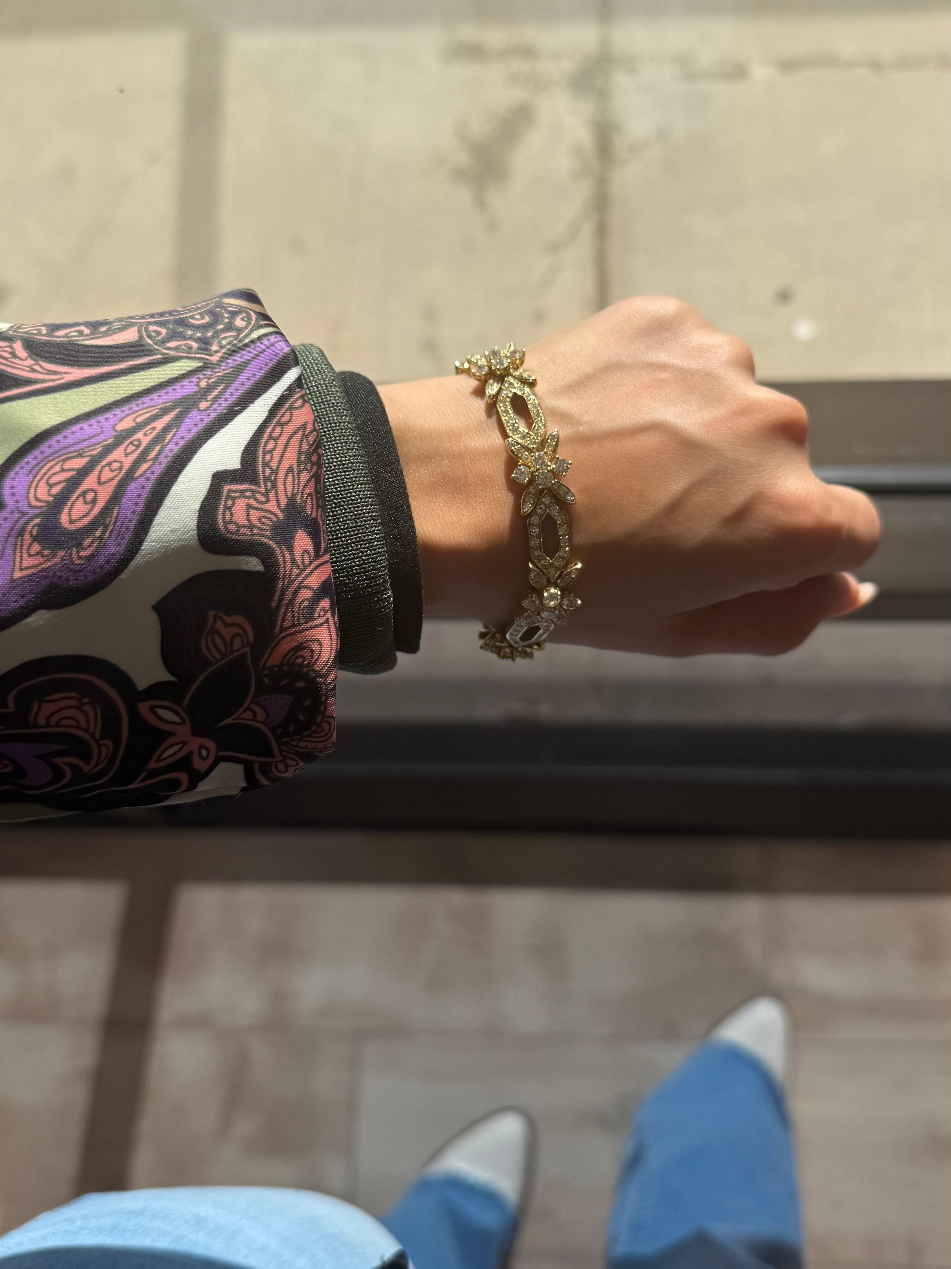 Ce bracelet à maillons en diamant contemporain présente un poids total de 7,85 carats, serti dans un luxueux or 18 carats. Le bracelet présente un élégant motif floral, chaque maillon étant orné de diamants étincelants qui créent un éclat