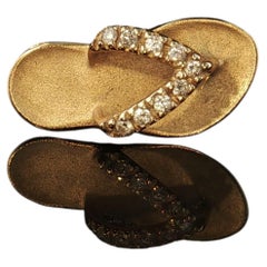 Articoli vintage in saldo. Na Hoku - Ciondolo a forma di sandalo hawaiano in oro giallo 14K con diamanti per un totale di 0,09 carati