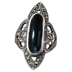Anillo vintage de plata de ley con ónix negro y marcasita, con diseño calado y acabado milgrain, talla 8