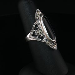 Anillo vintage de plata de ley con ónix negro y marcasita, con diseño calado y acabado milgrain, talla 8