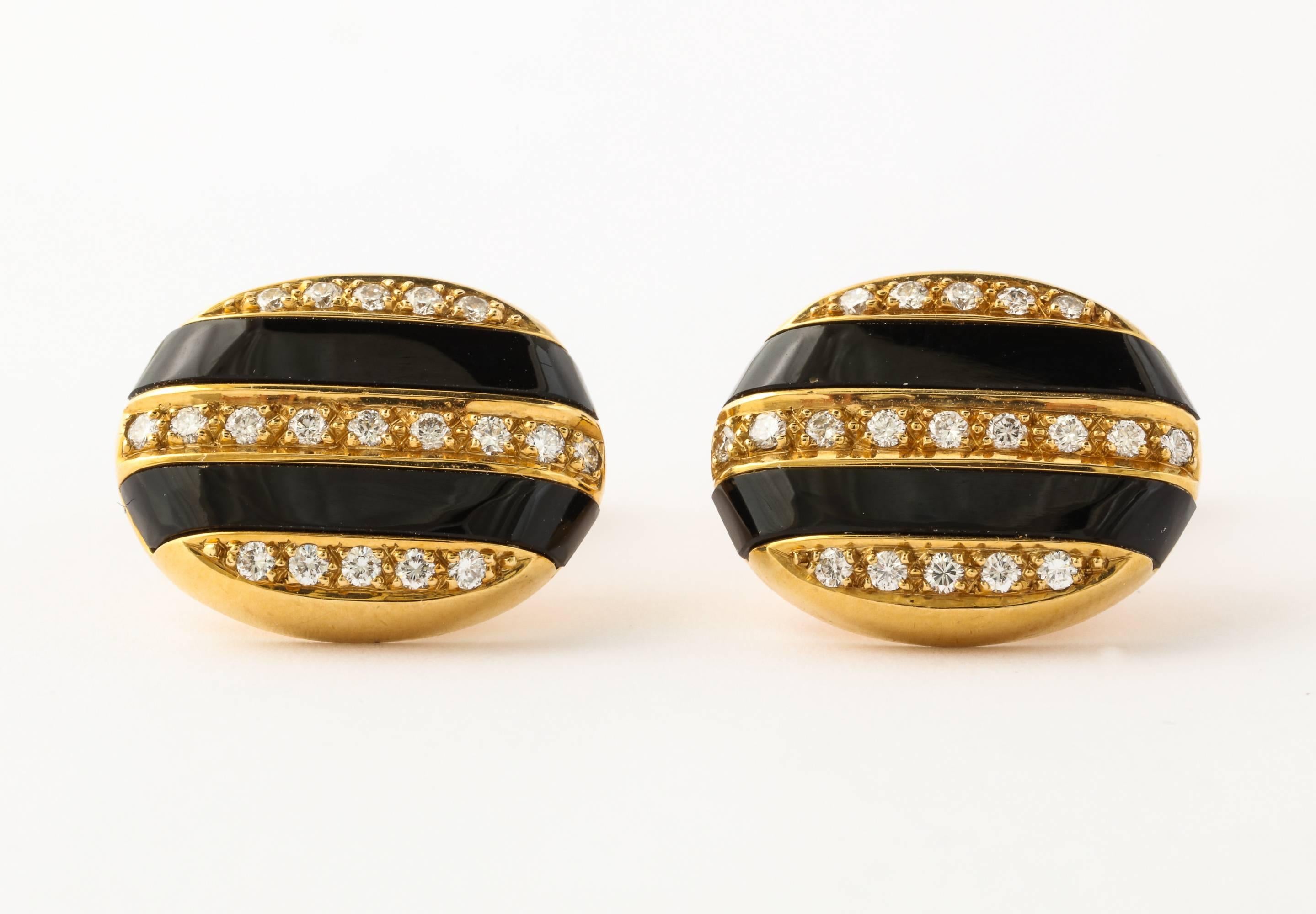 Atractivo y elegante juego de gemelos y tres pasadores de camisa Tiffany & Co. para hombre, de oro de 18 quilates, engastados con diamantes y secciones de jade negro tallado.
3/4 de pulgada en su parte más ancha. 1,10 gramos. Marcas Tiffany y oro. 