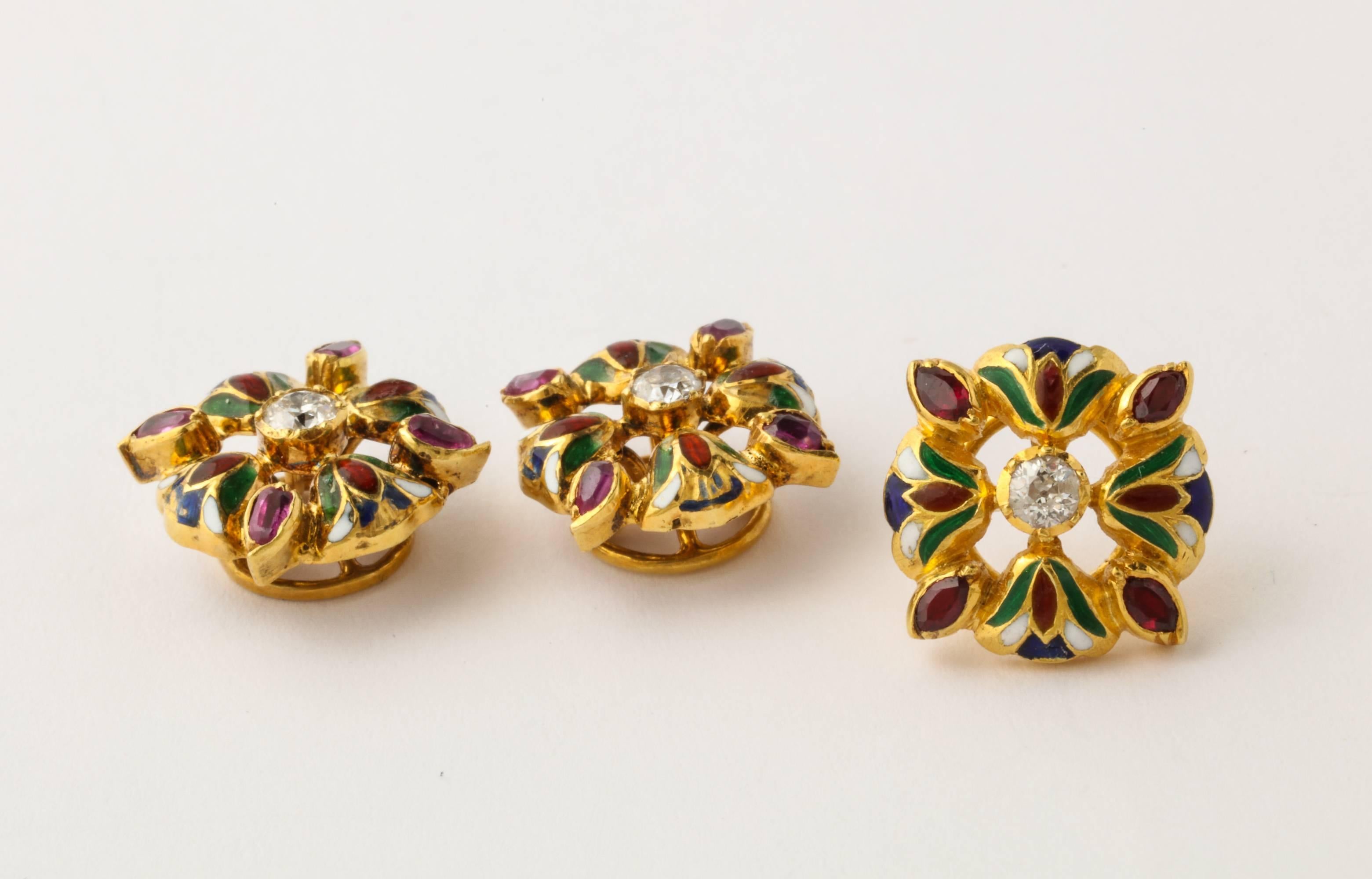 Set aus Manschettenknöpfen und Ohrstecker, ägyptische Lotusblume Diamant Rubin emailliert in Gold (Neuägyptisch) im Angebot