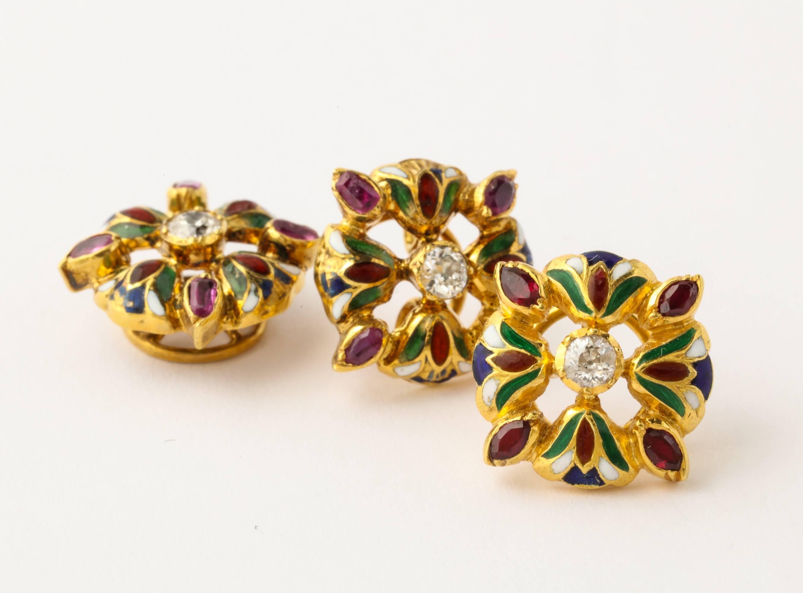 Set aus Manschettenknöpfen und Ohrstecker, ägyptische Lotusblume Diamant Rubin emailliert in Gold im Zustand „Gut“ im Angebot in New York, NY