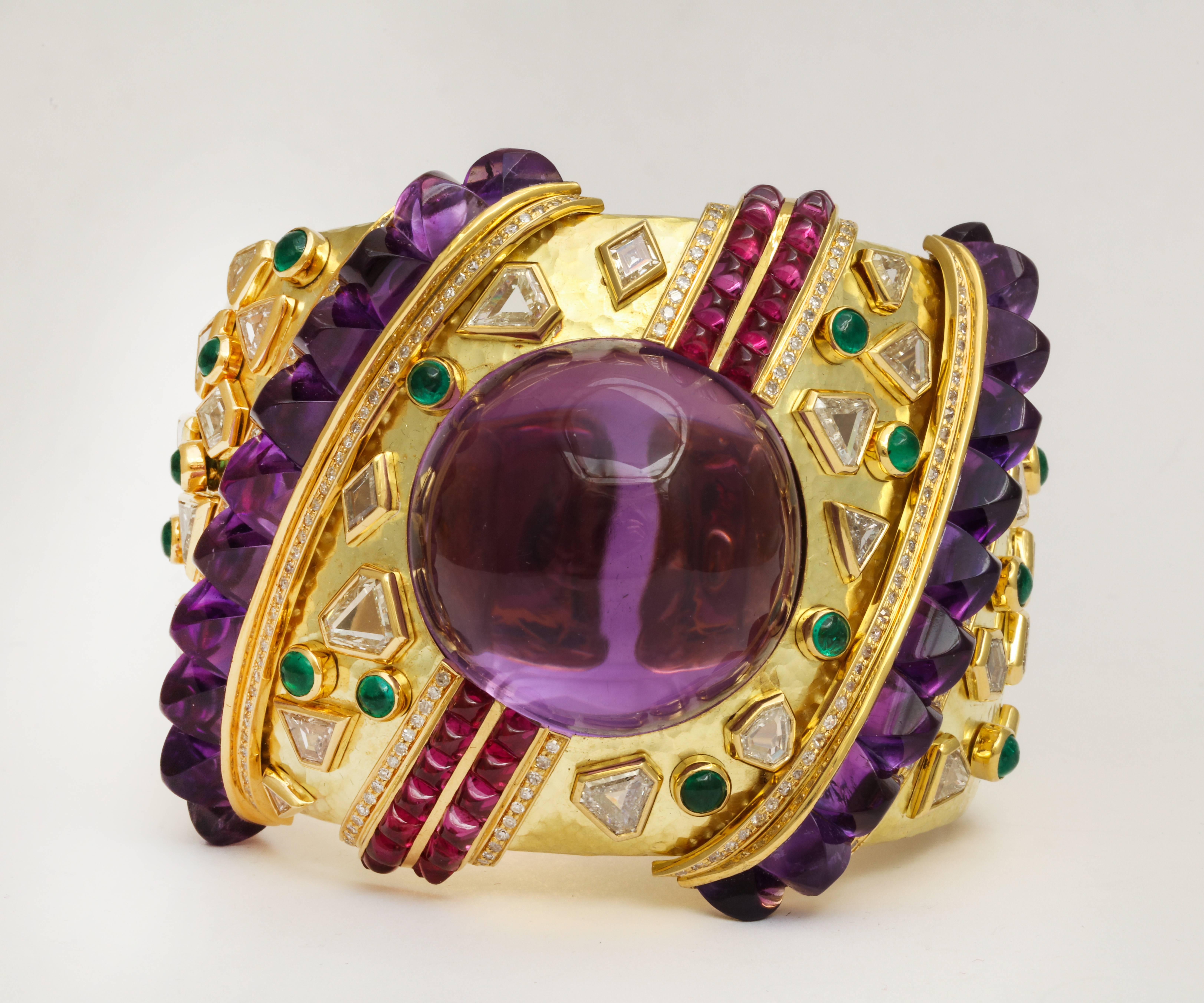 Demner Convertible Emerald to Amethyst Diamond Gemstone Gold Bracelet In Excellent Condition In New York, NY