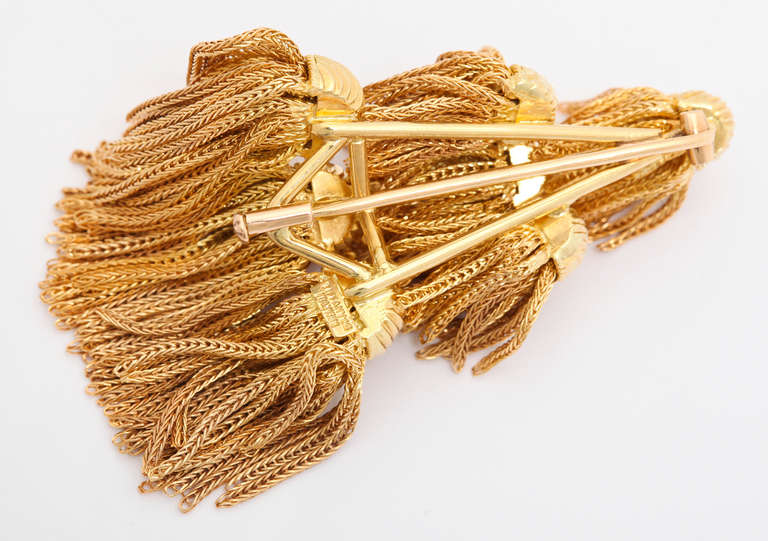 1970s Tiffany & Co. Tassels and Bows Gold Fringe Brooch In Excellent Condition In New York, NY