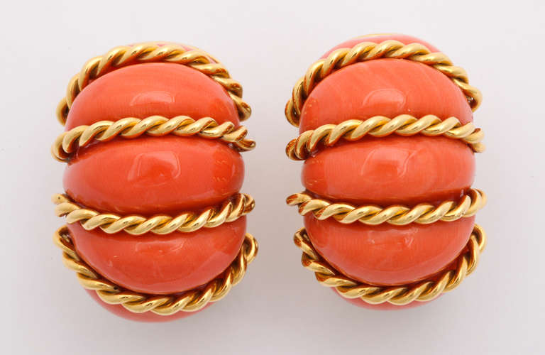 1970s Seaman Schepps Natural Coral Gold Shrimp Earclips In Excellent Condition In New York, NY
