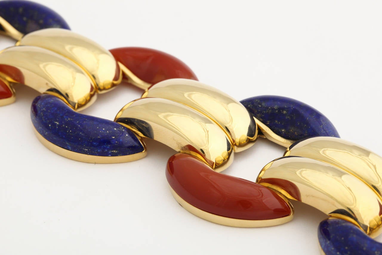 Aus dem Jahr 2015 Kenneth James  Collection, eines unserer eigenen luxuriösen Armbanddesigns in limitierter Auflage, das aus kühnen Halbmonden aus 18 Karat Gold besteht, die abwechselnd mit geschnitzten Segmenten aus natürlichem Lapis und Karneol