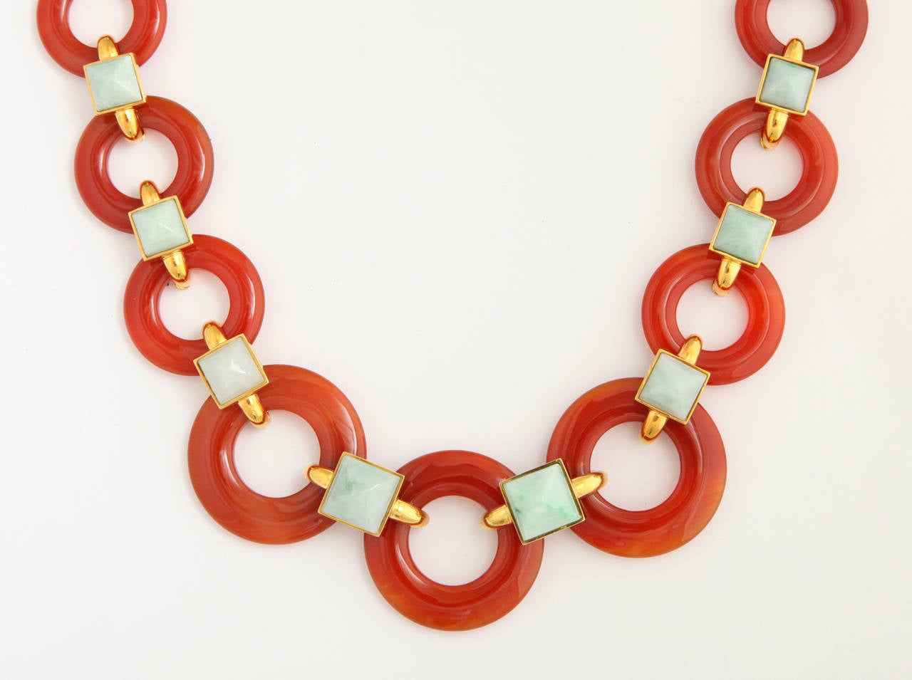 1970s Aldo Cipullo Carved Carnelian Jade Gold Link Necklace In Excellent Condition In New York, NY