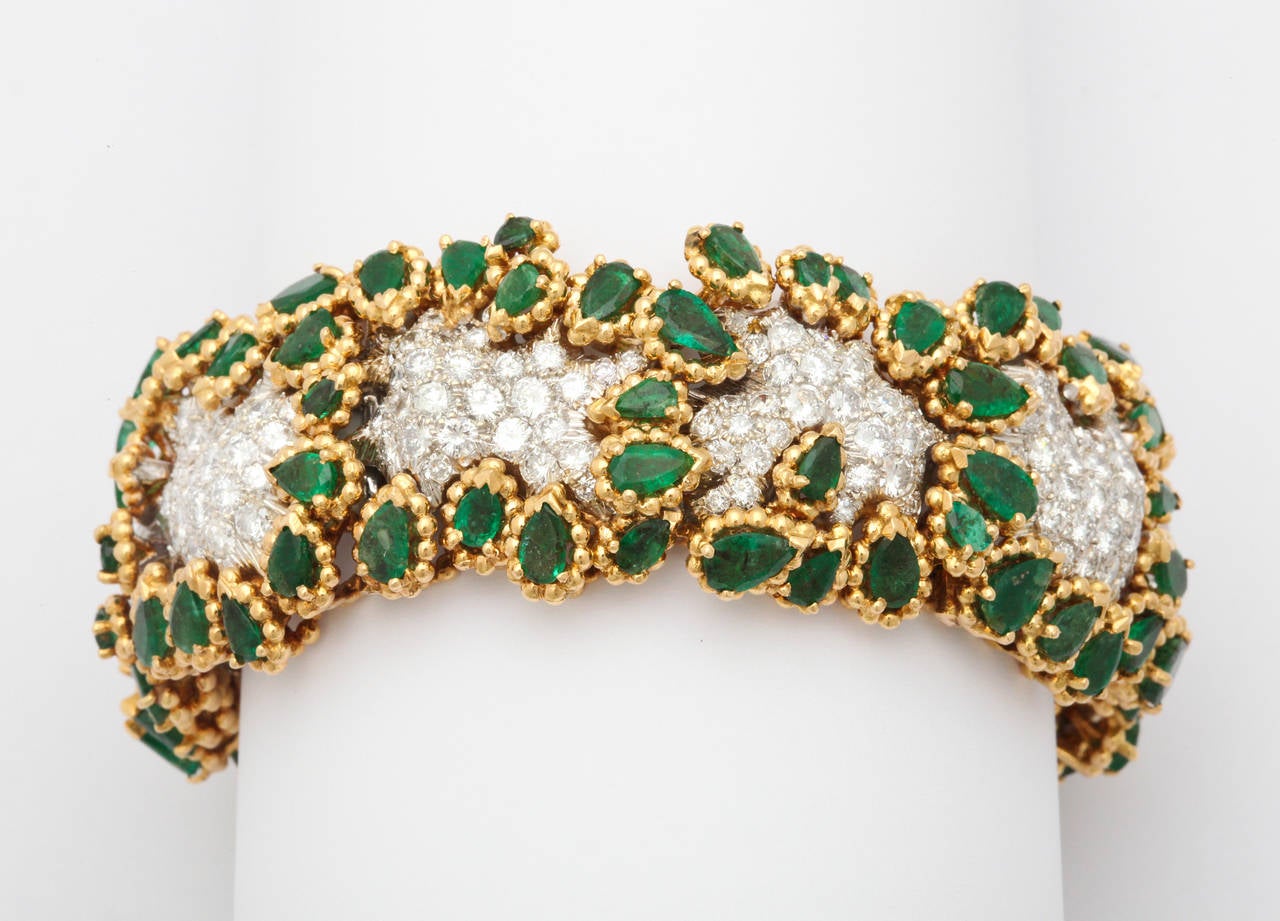 1960s Wander Paris Diamond Emerald Gold Bangle Bracelet In Excellent Condition In New York, NY