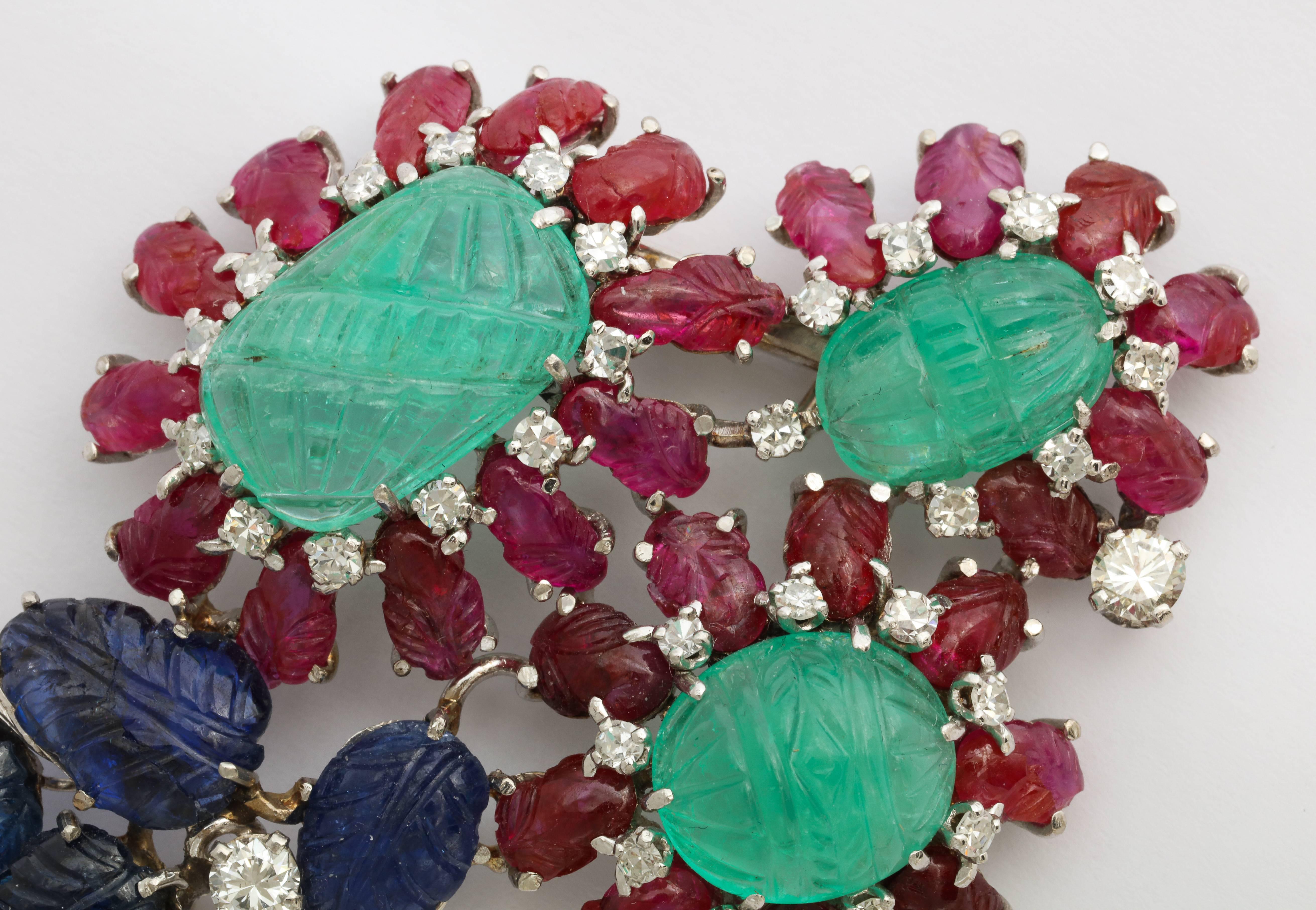 1950s Carved Emerald Sapphire Ruby Gold Tutti Frutti Brooch In Excellent Condition In New York, NY