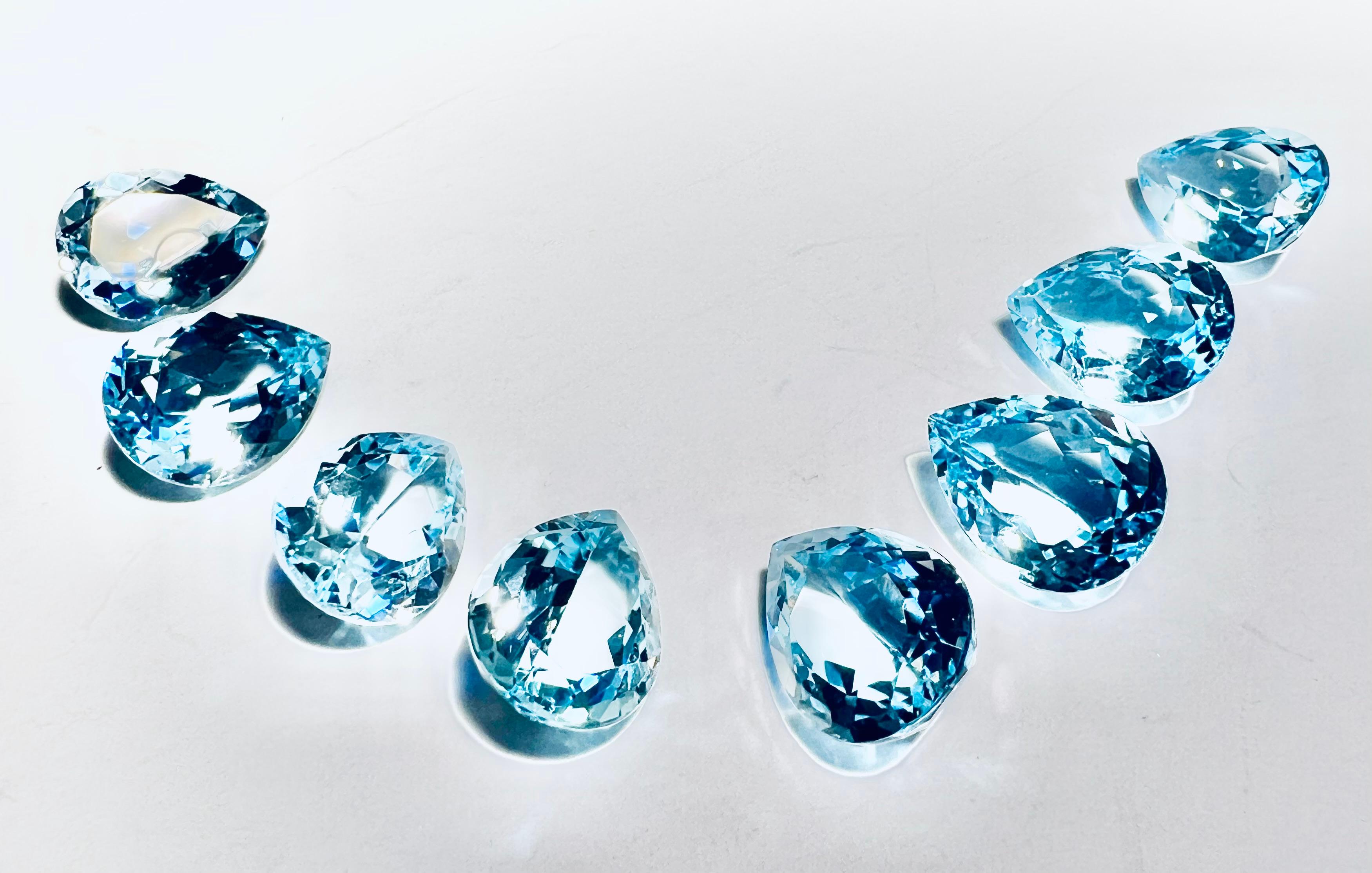 Taille poire Topaze bleue brésilienne de taille fantaisie, en forme de poire ou de larme, pierres non serties - vingt carats en vente
