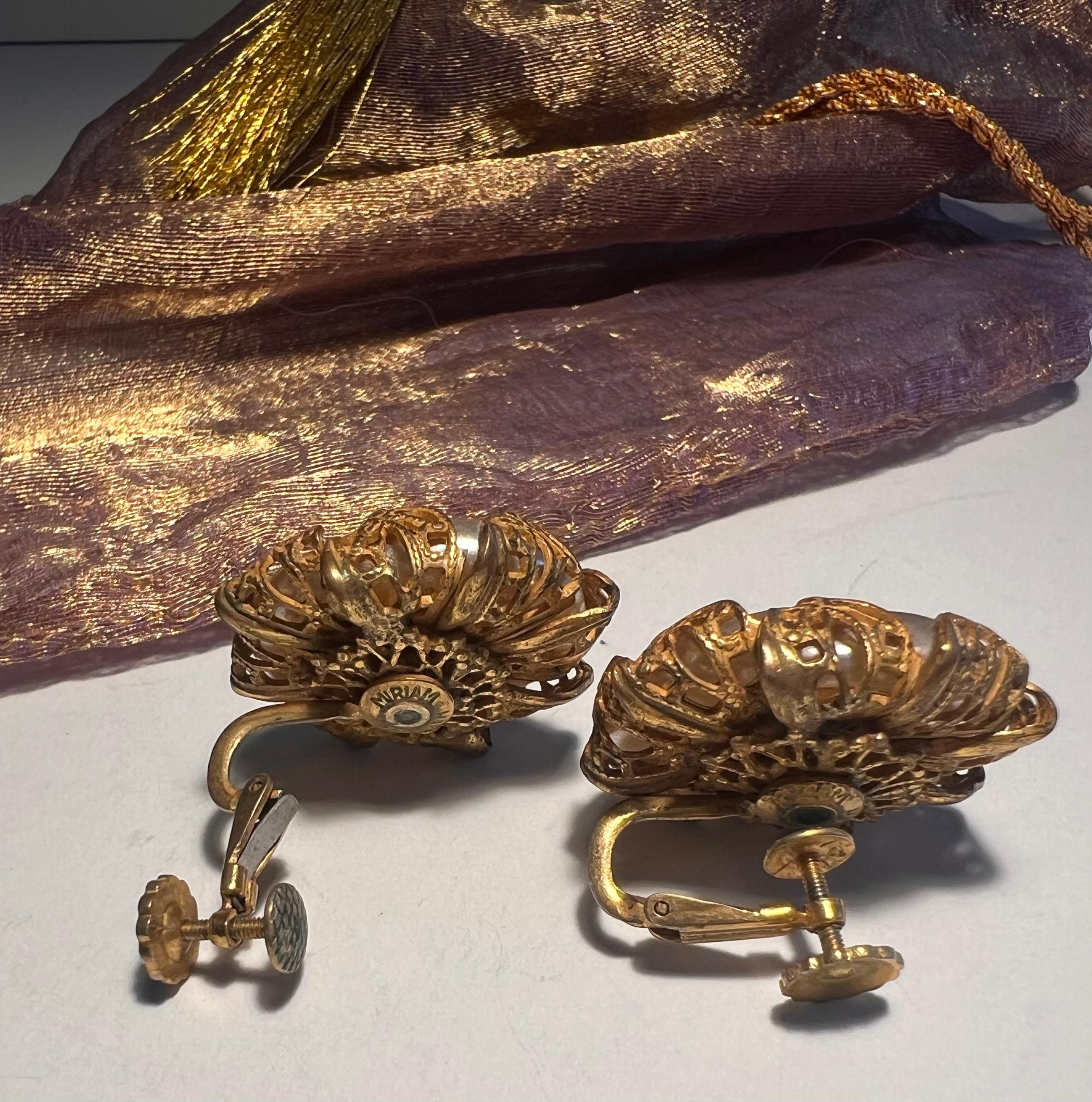 Une paire de boucles d'oreilles Miriam Haskell vintage en perles baroques ovales avec des dos vissés.  Ils sont marqués au dos de chaque boucle d'oreille.