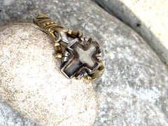 Bague ancienne du milieu du XVIIIe siècle, en quartz fumé sculpté en forme de croix, argent et argent doré