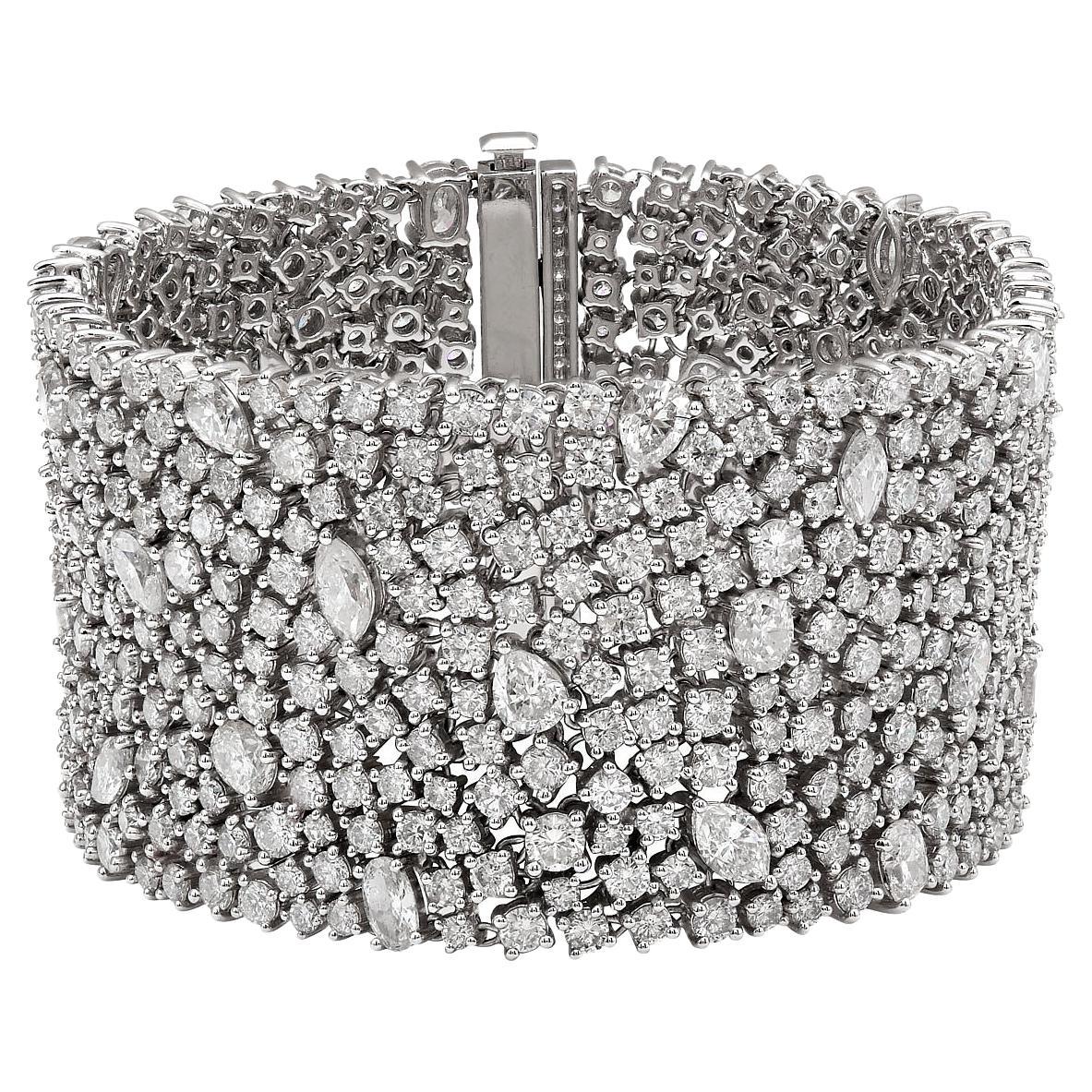 RUCHI Bracelet large style maille en or blanc avec diamants de formes mixtes de 43,61 carats en vente