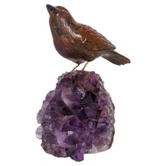 Or 14K, oiseau en jaspe sculpté sur un géode de roche en améthyste