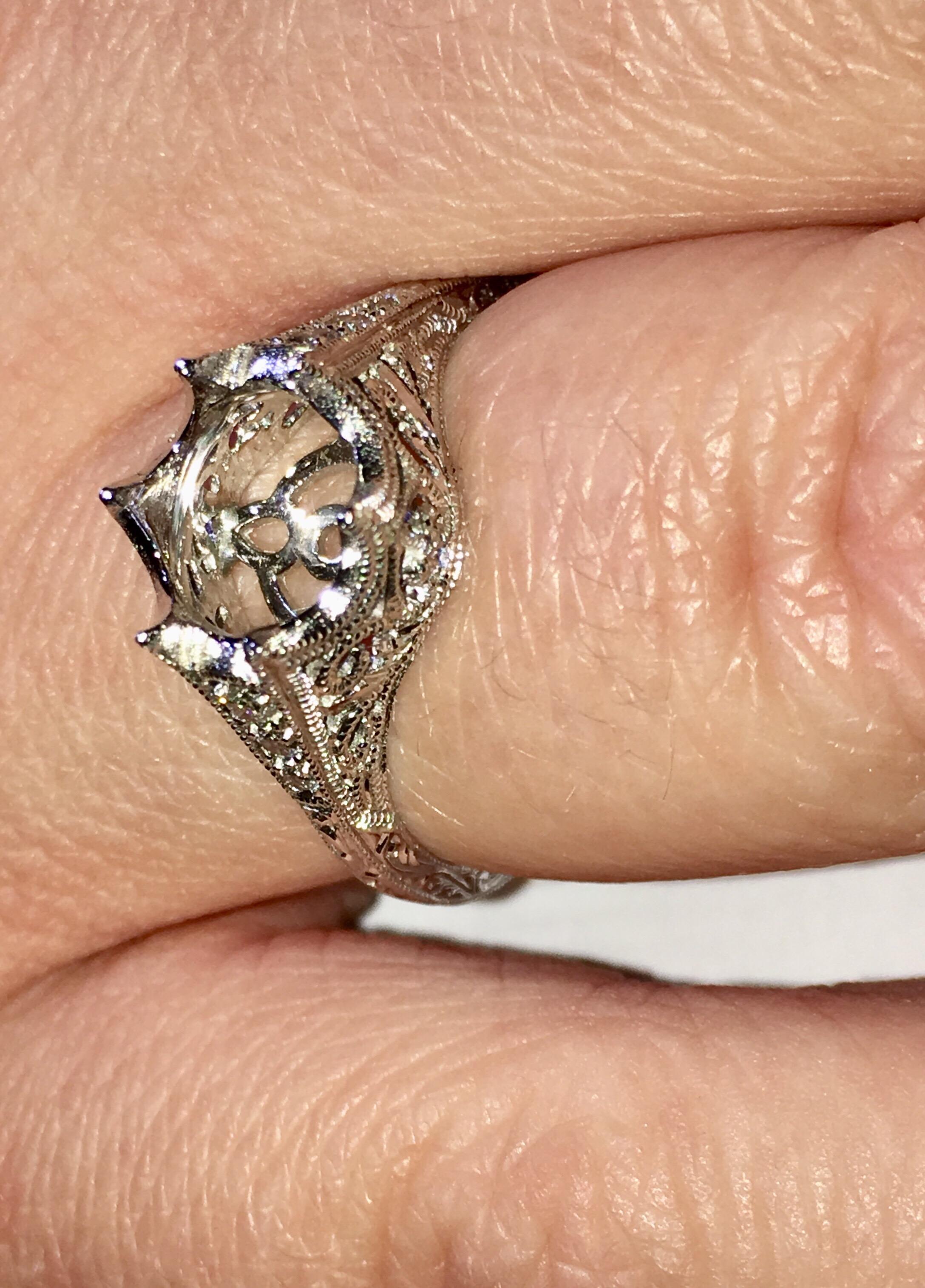 Women's Engagement Ring with an Antique Filigree Design For Sale