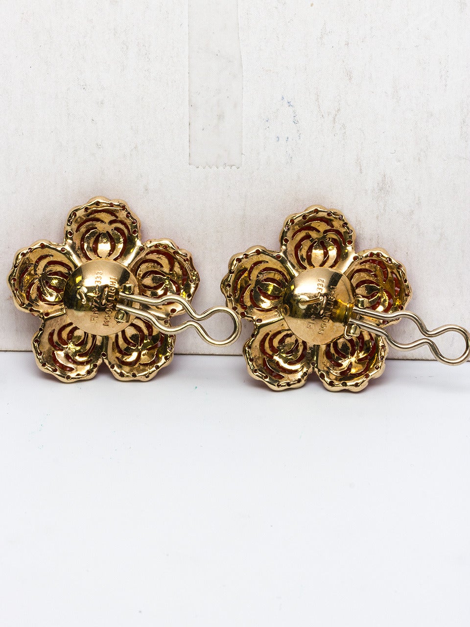 1940s Coral Gold Flower Earrings In Excellent Condition For Sale In West Hollywood, CA