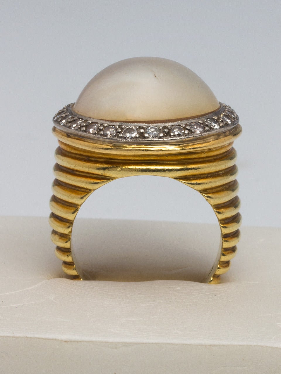 Vintage Mabe Pearl Diamond 18 Karat Yellow Gold Cocktail Ring, circa 1960s For Sale 1