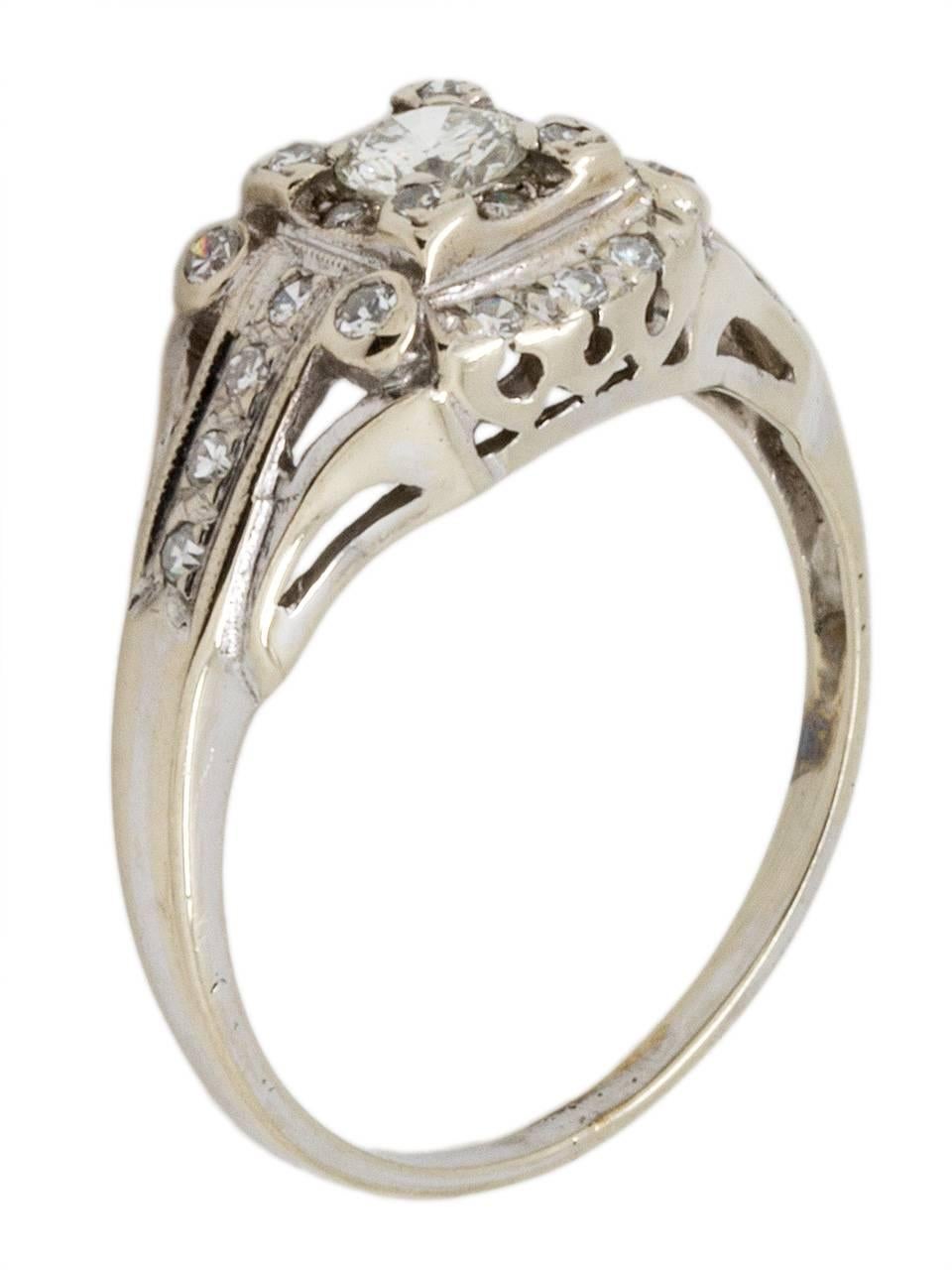 Retro Vintage Diamond Engagement Ring 18K 0.30ct I-VS1 circa 1940s For Sale