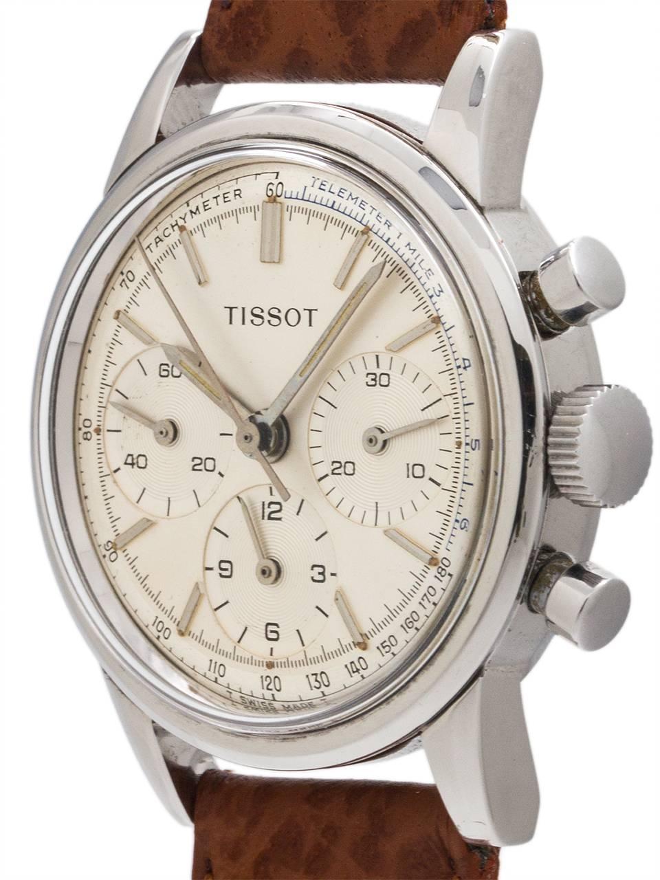 Montre-bracelet chronographe Tissot en acier inoxydable, 3 registres, à remontage manuel, circa 1965. Il s'agit d'un boîtier vissé de 33 x 40 mm avec des cornes allongées et des poussoirs de chronographe ronds. Cadran argenté mat d'origine très