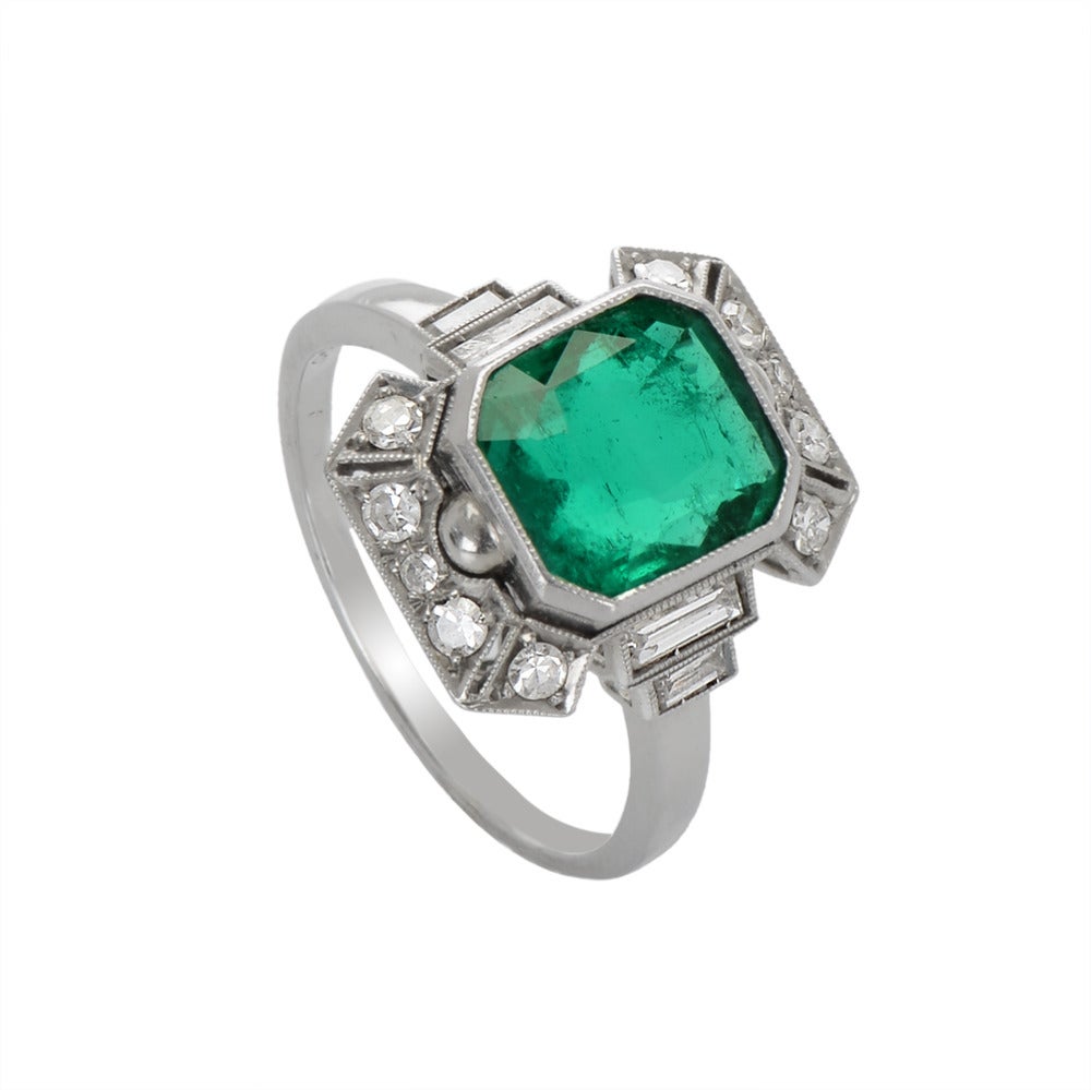 Art Deco Colombian Emerald Diamond platinum Ring In Excellent Condition In London, GB