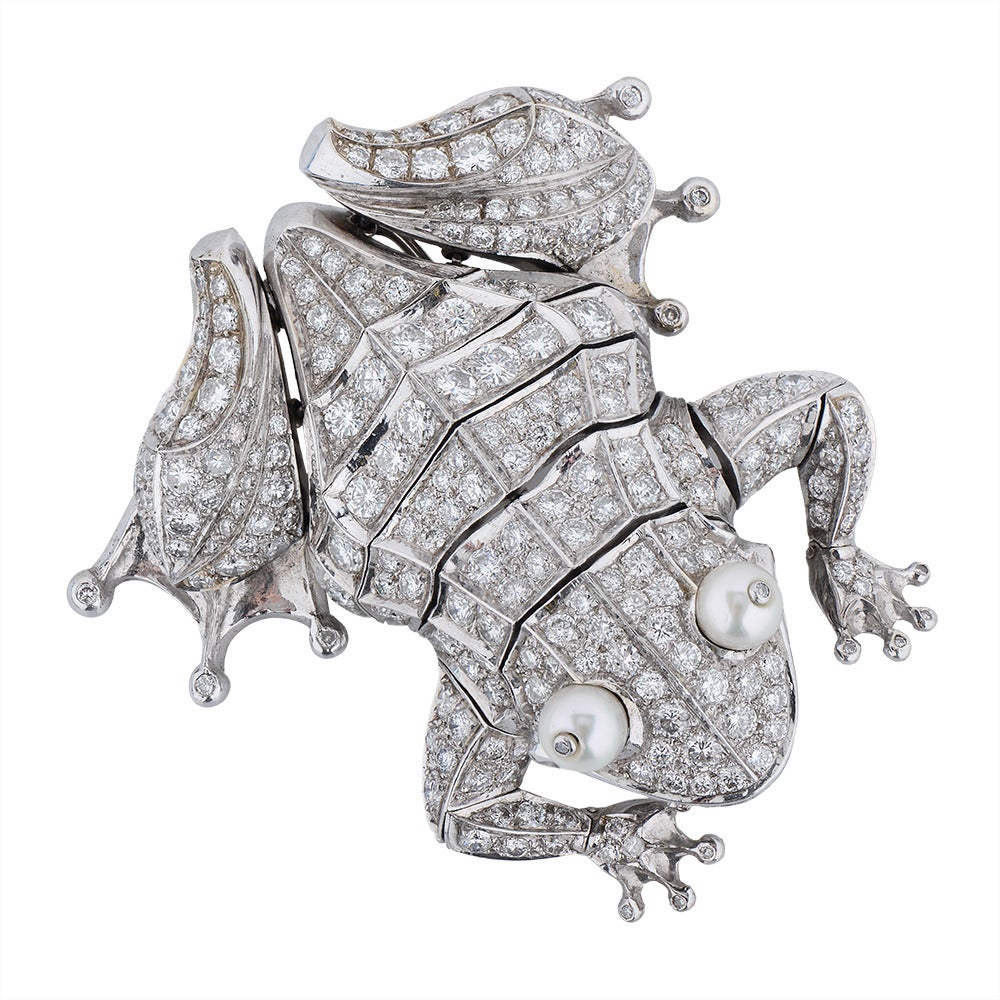 Trembleuse frog brooch comprising of 14 different sections resulting in a very natural movement. Pavé set with diamonds totalling to approximately 9 carats of diamonds mounted on an 18K white gold body.

Dimensions:

L - 60mm
W - 55mm (at