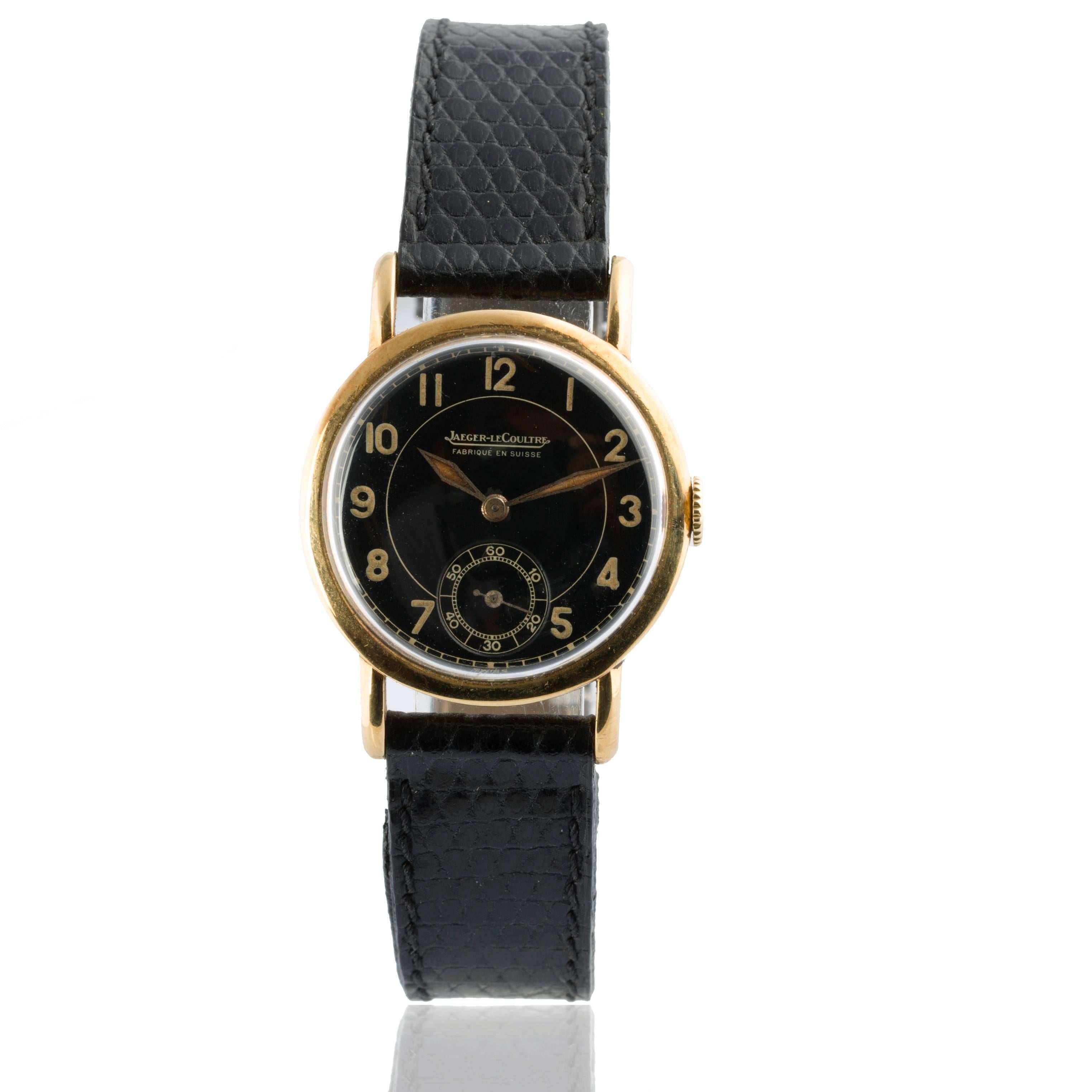 Round men's 18 cts Yellow Gold Wristband Watch.

Black dial with Arabic numerals.

Swiss mechanical movement signed and numbered. Small seconds dial at 6 o'clock.
French case n° 85446 et 322 M.
Snap-on case back. Later leather strap and buckle