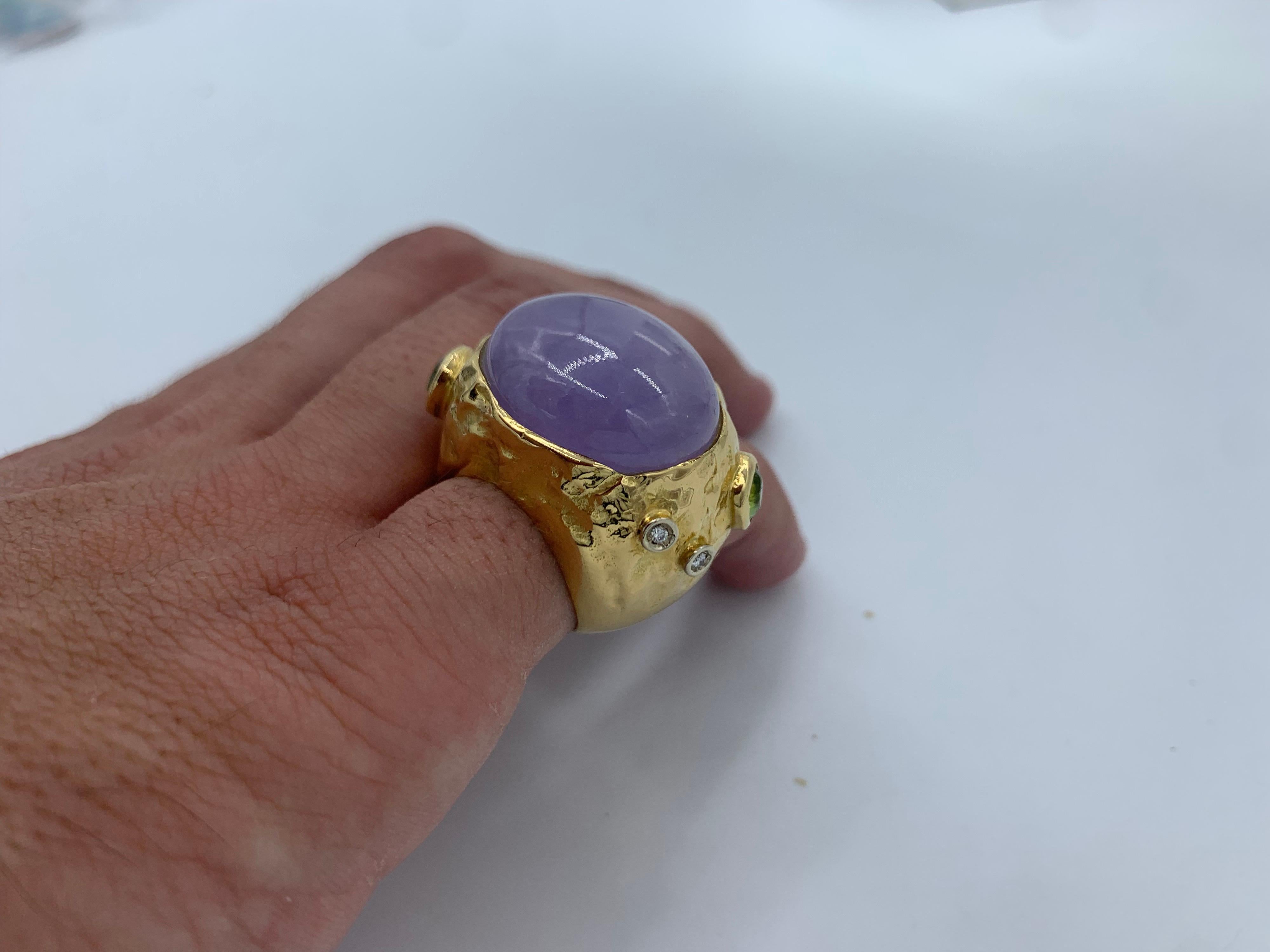Women's or Men's 18 Karat Yellow Gold Lavender Jade, Peridot and Diamond Ring For Sale