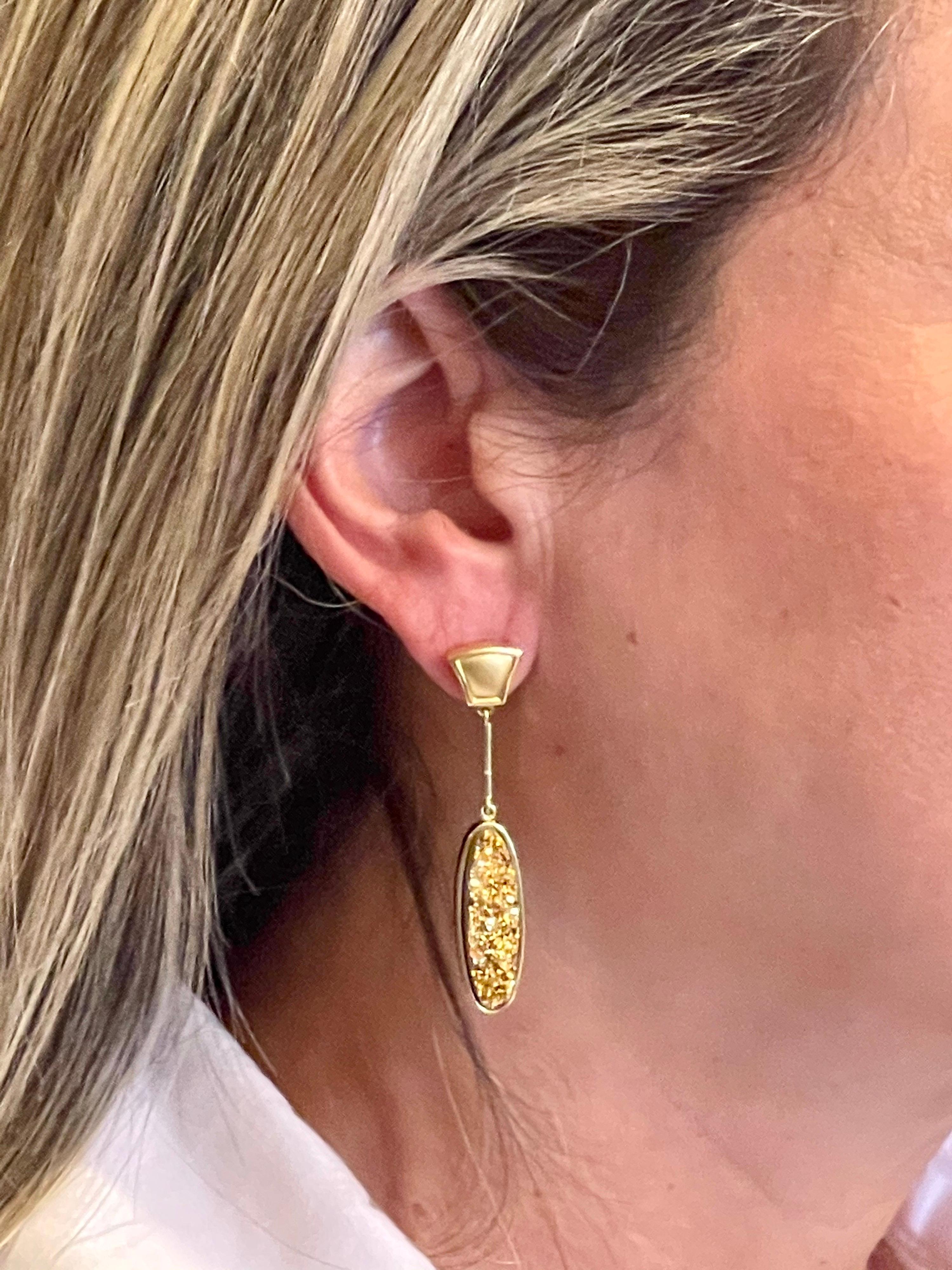 Boucles d'oreilles pendantes en or jaune 18 carats en vente 1